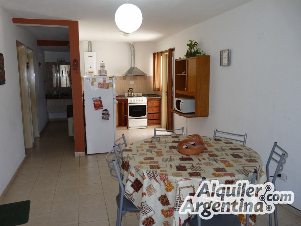 COMPLEJO DE DEPTOS CON PARQUE - PILETA - COCHERAS - PATIO CON ASADOR . A 15 CUADRAS DEL CENTRO Y 5 CUADRAS DEL LAGO SAN ROQUE - 25