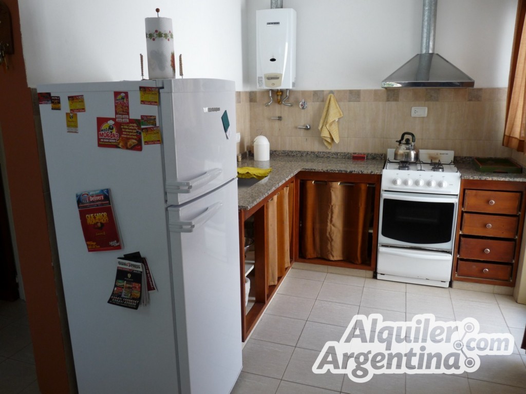 COMPLEJO DE DEPTOS CON PARQUE - PILETA - COCHERAS - PATIO CON ASADOR . A 15 CUADRAS DEL CENTRO Y 5 CUADRAS DEL LAGO SAN ROQUE - 28