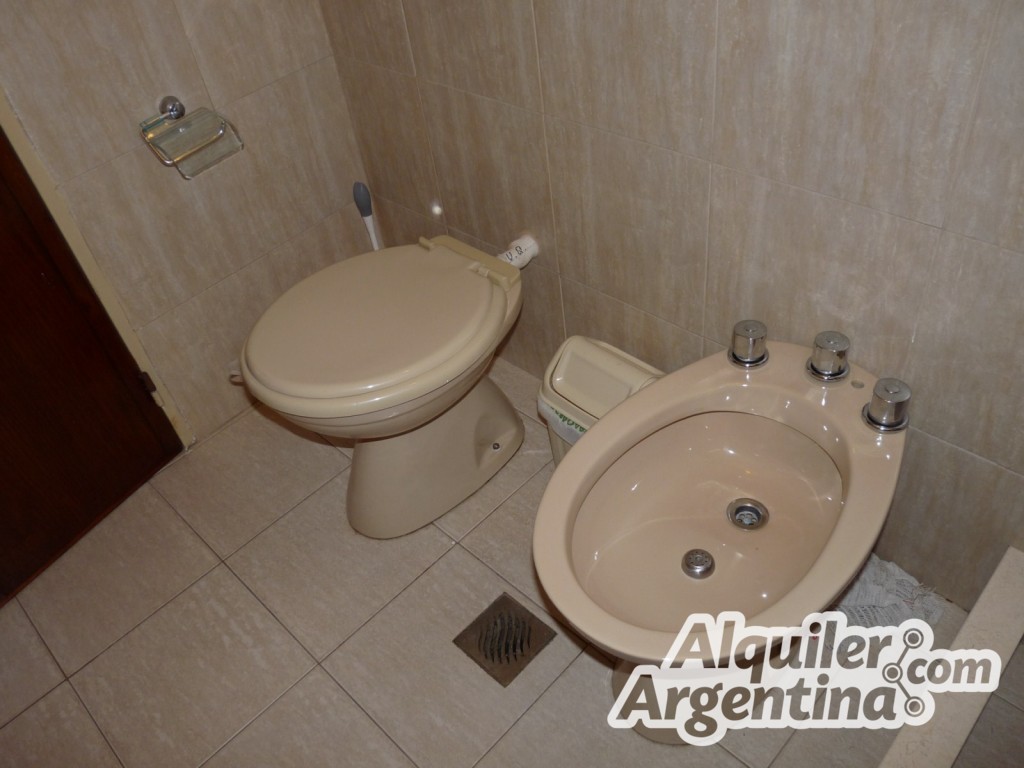 COMPLEJO DE DEPTOS CON PARQUE - PILETA - COCHERAS - PATIO CON ASADOR . A 15 CUADRAS DEL CENTRO Y 5 CUADRAS DEL LAGO SAN ROQUE - 29