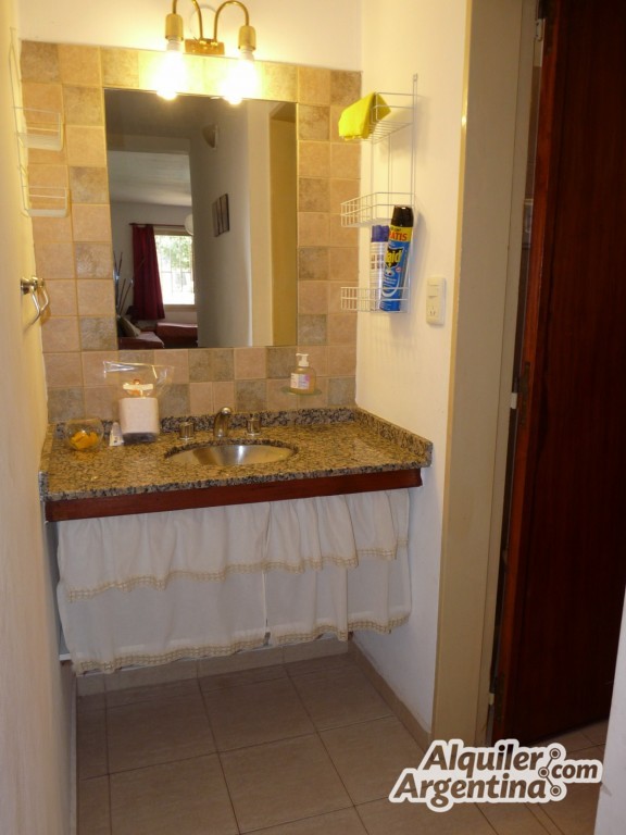 COMPLEJO DE DEPTOS CON PARQUE - PILETA - COCHERAS - PATIO CON ASADOR . A 15 CUADRAS DEL CENTRO Y 5 CUADRAS DEL LAGO SAN ROQUE - 30