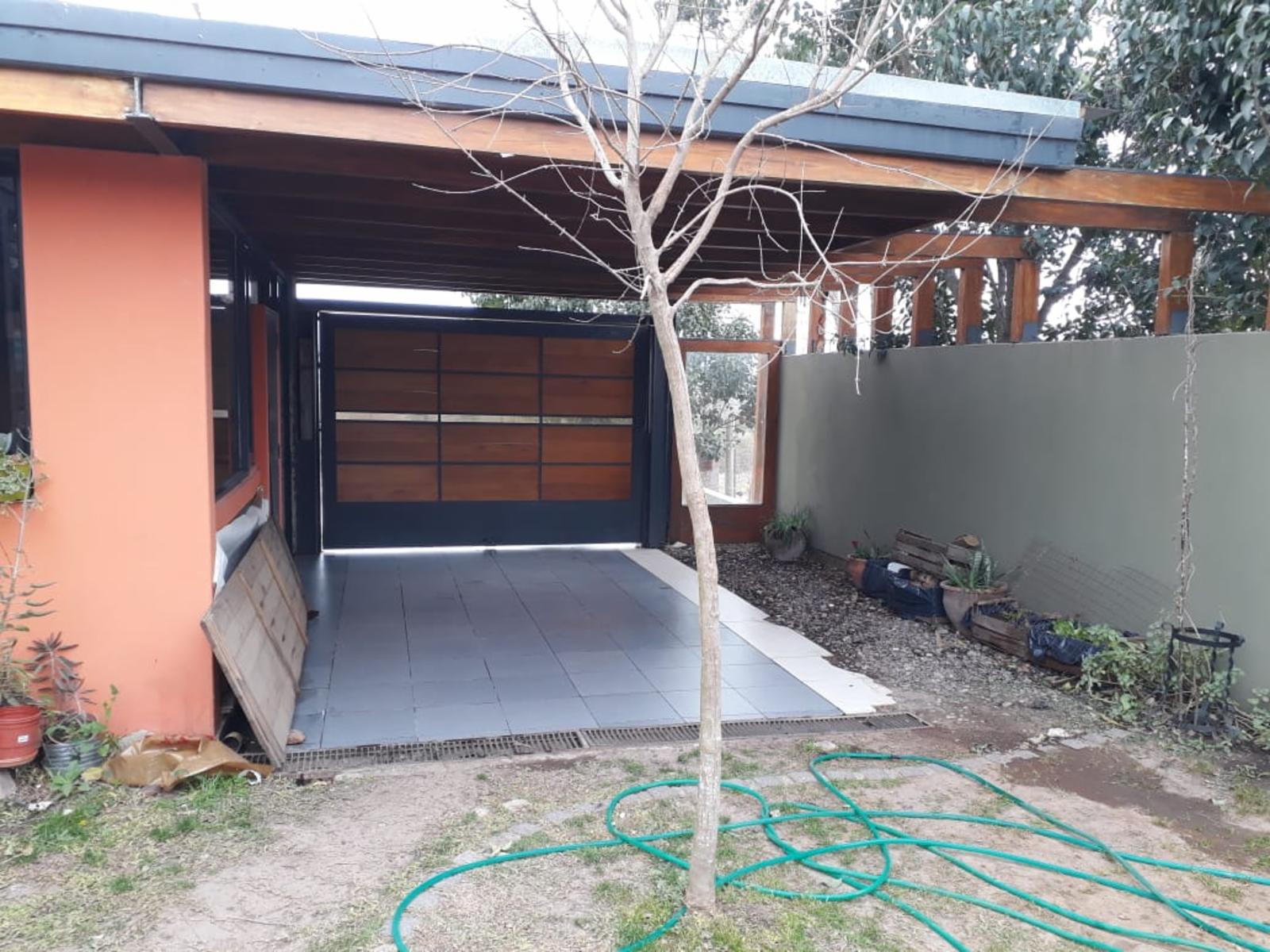 CHALET AMPLIO Y COMODO CON PATIO. COCHERA. PILETA.
