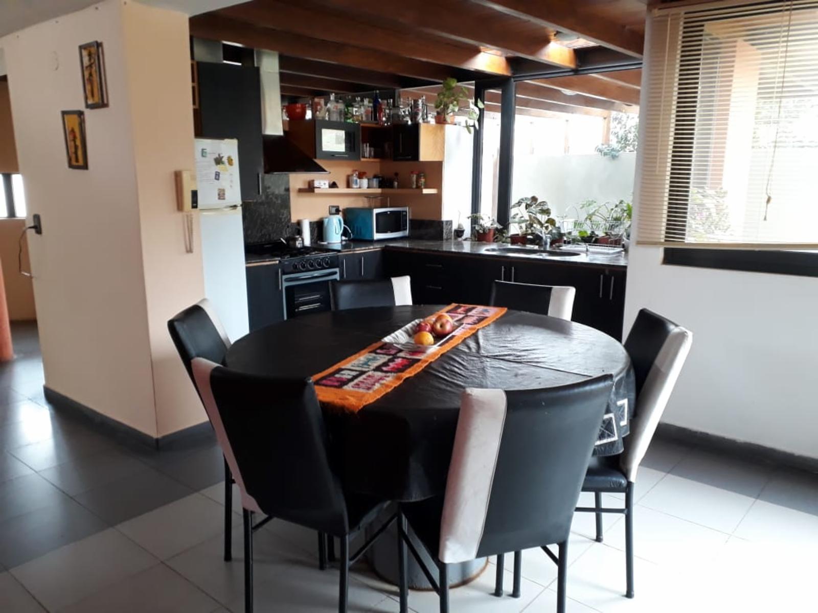 CHALET AMPLIO Y COMODO CON PATIO. COCHERA. PILETA. — foto 4