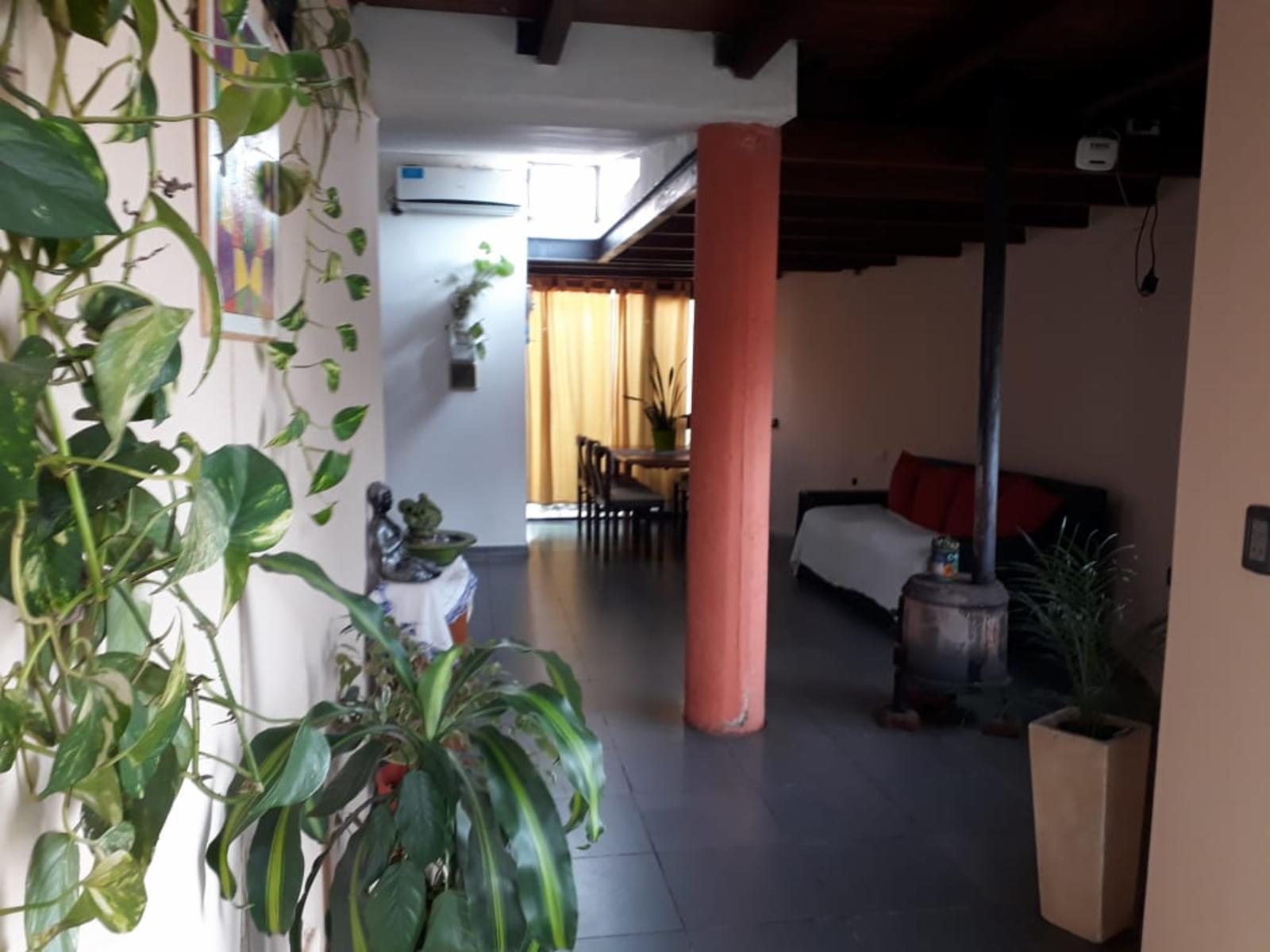 CHALET AMPLIO Y COMODO CON PATIO. COCHERA. PILETA. — foto 9