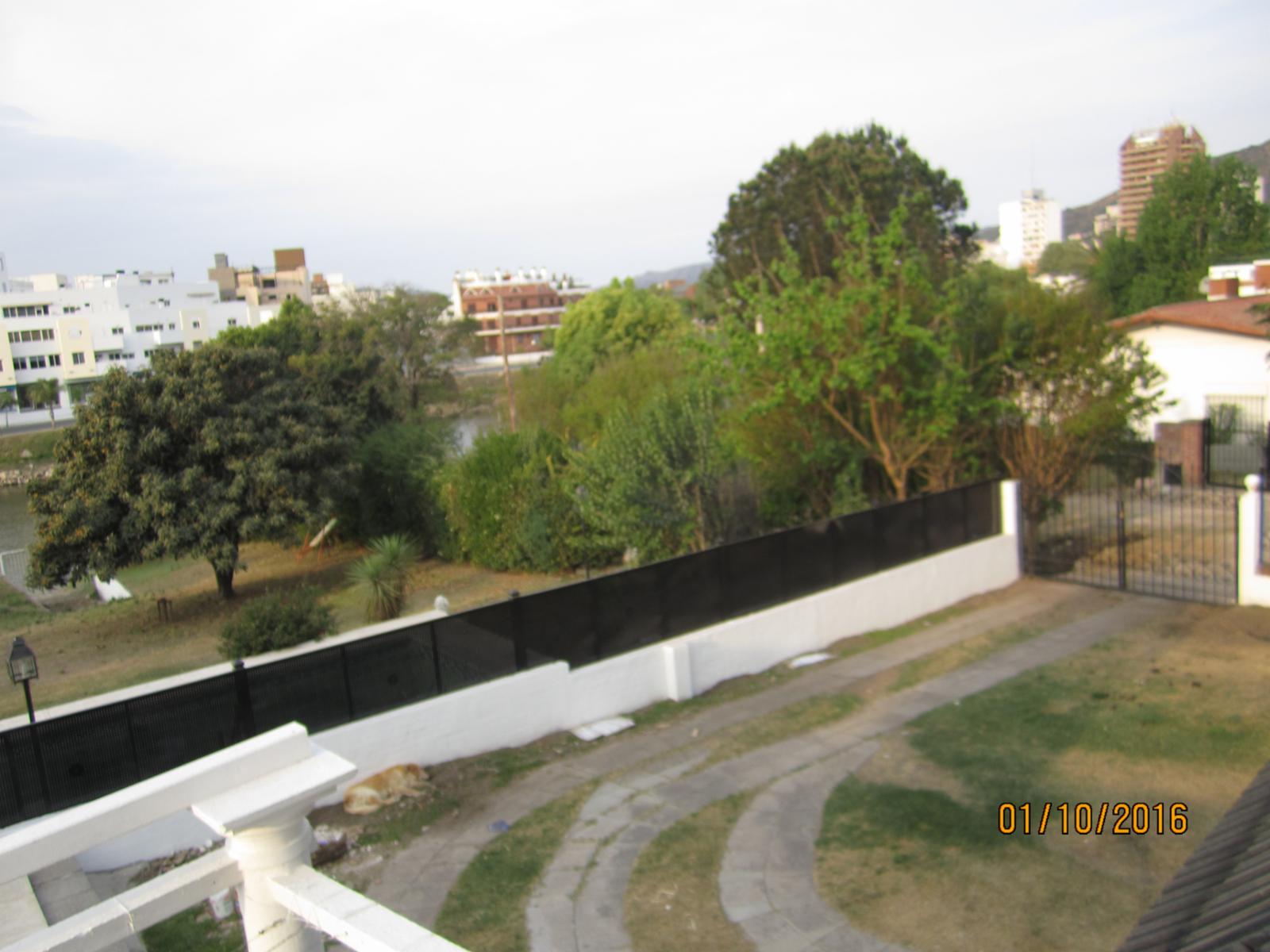 CASA COMODA PARA 6 PERSONAS, CON COCHERA, PATIO.. PILETA. A 5 CUADRAS DEL CENTRO