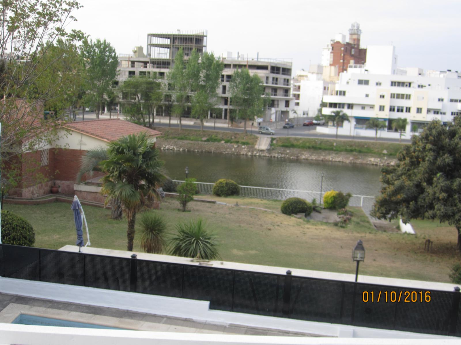 CASA COMODA PARA 6 PERSONAS, CON COCHERA, PATIO.. PILETA. A 5 CUADRAS DEL CENTRO — foto 2