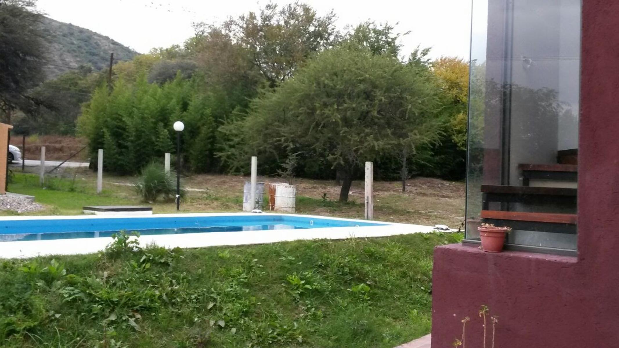 DOS CHALET MUY AMPLIOS . PARA 6-8 PERSONAS CADA UNO. CON PILETA. GALERIA. ASADOR. COCHERA. A 100 M. ETROS DEL RIO