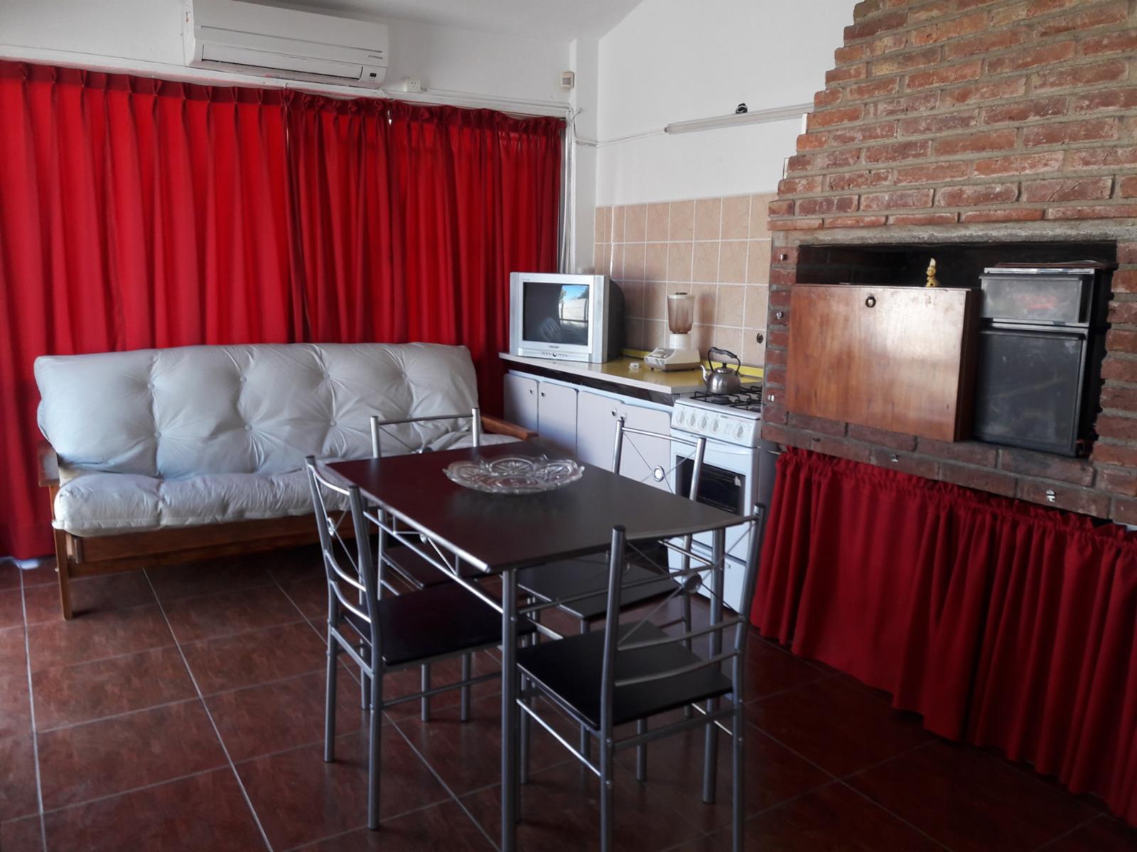 DEPTO PARA 2/3 PERSONAS CON PARQUE. PILETA. ASADOR. A METROS DEL LAGO SAN ROQUE — foto 11