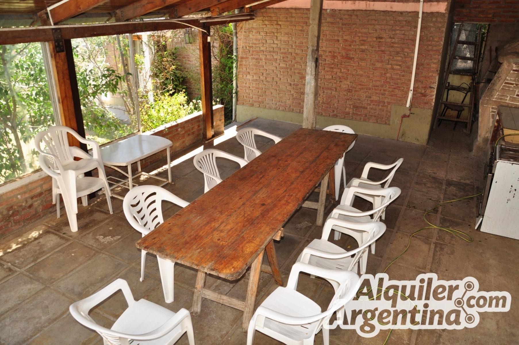 CHALET AMPLIO PARA 14 PERSONAS. HERMOSA VISTA PANORAMICA. QUINCHO. PISCINA. COCHERA. — foto 7