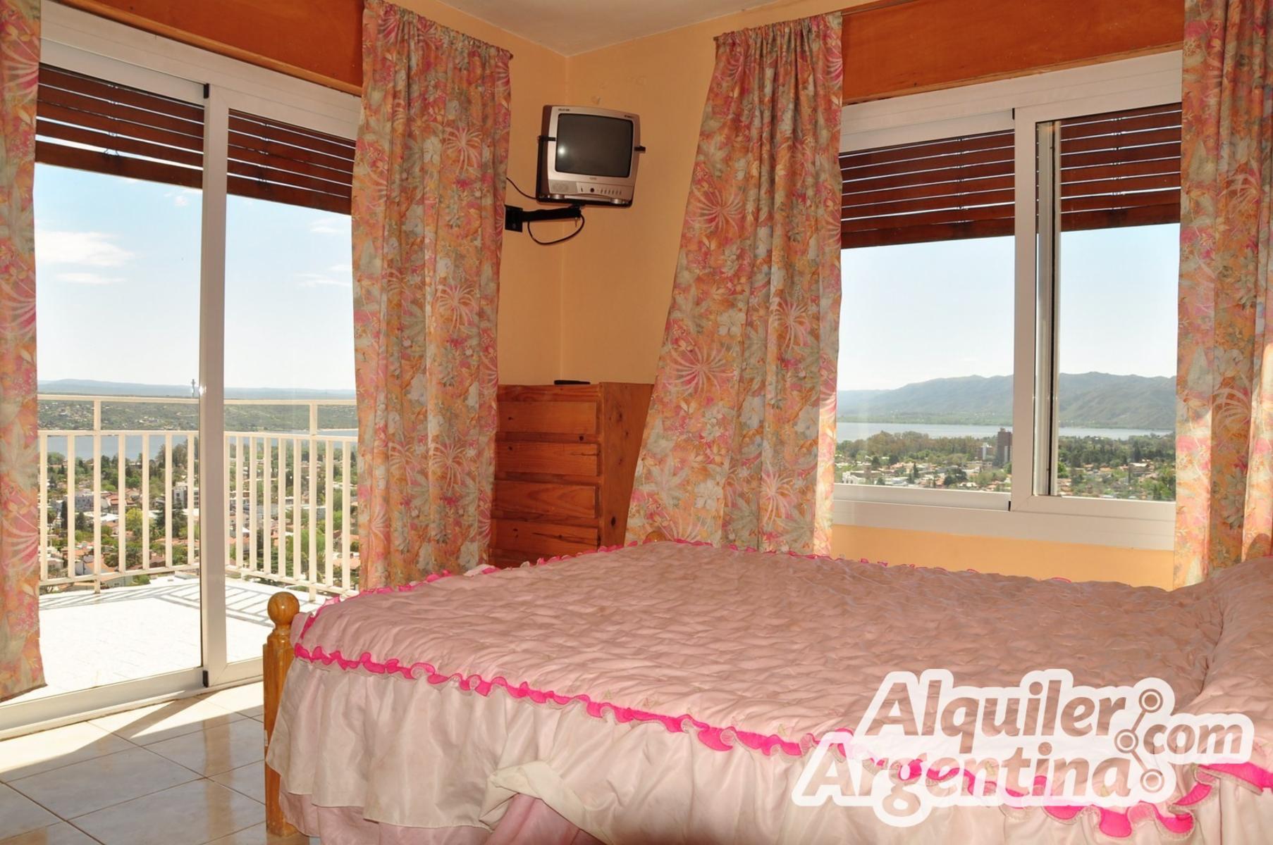 CHALET AMPLIO PARA 14 PERSONAS. HERMOSA VISTA PANORAMICA. QUINCHO. PISCINA. COCHERA. — foto 9