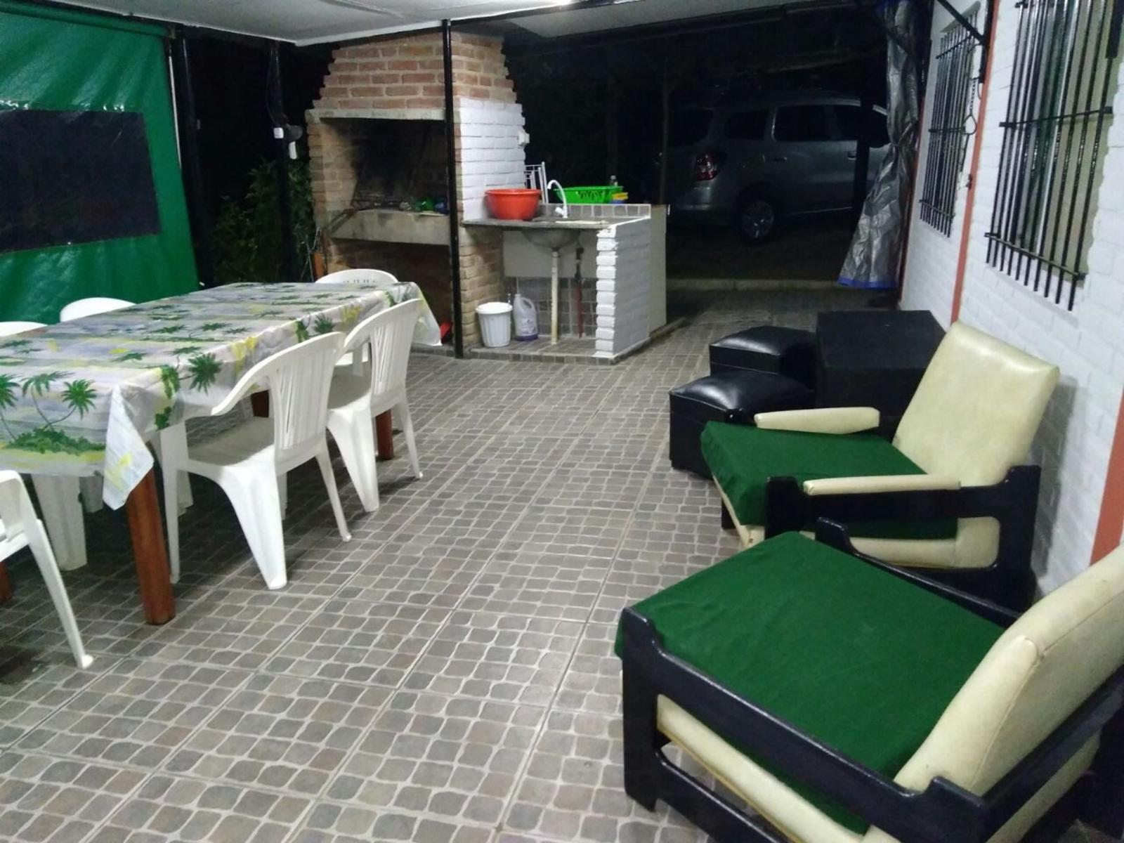 MONOAMBIENTE PARA 2 A 4 PERSONAS. CON PILETA DE USO ECLUSIVO - ASADOR - ATIO - COCHERA. — foto 3