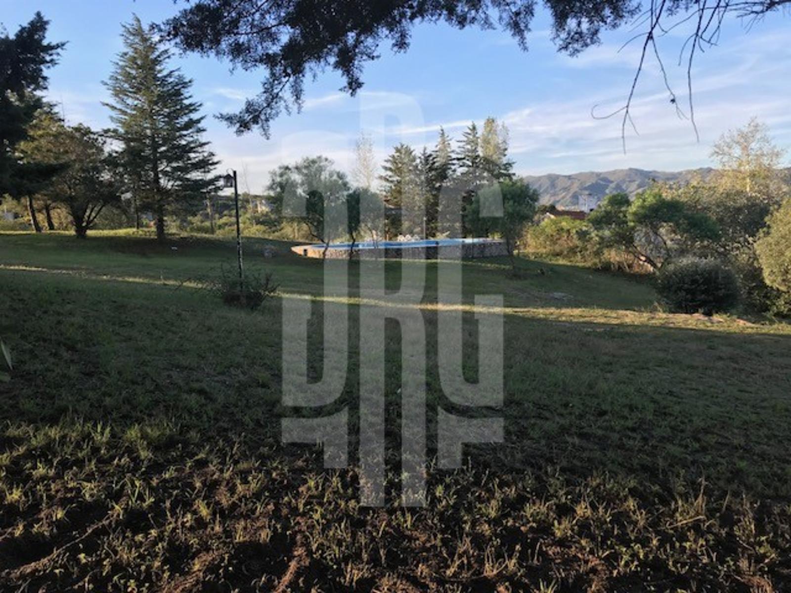 CASA EN VENTA CON GRAN PARQUE EN CARLOS PAZ. BARRIO CERRADO LAGO AZUL. VISTA PANORAMICA
