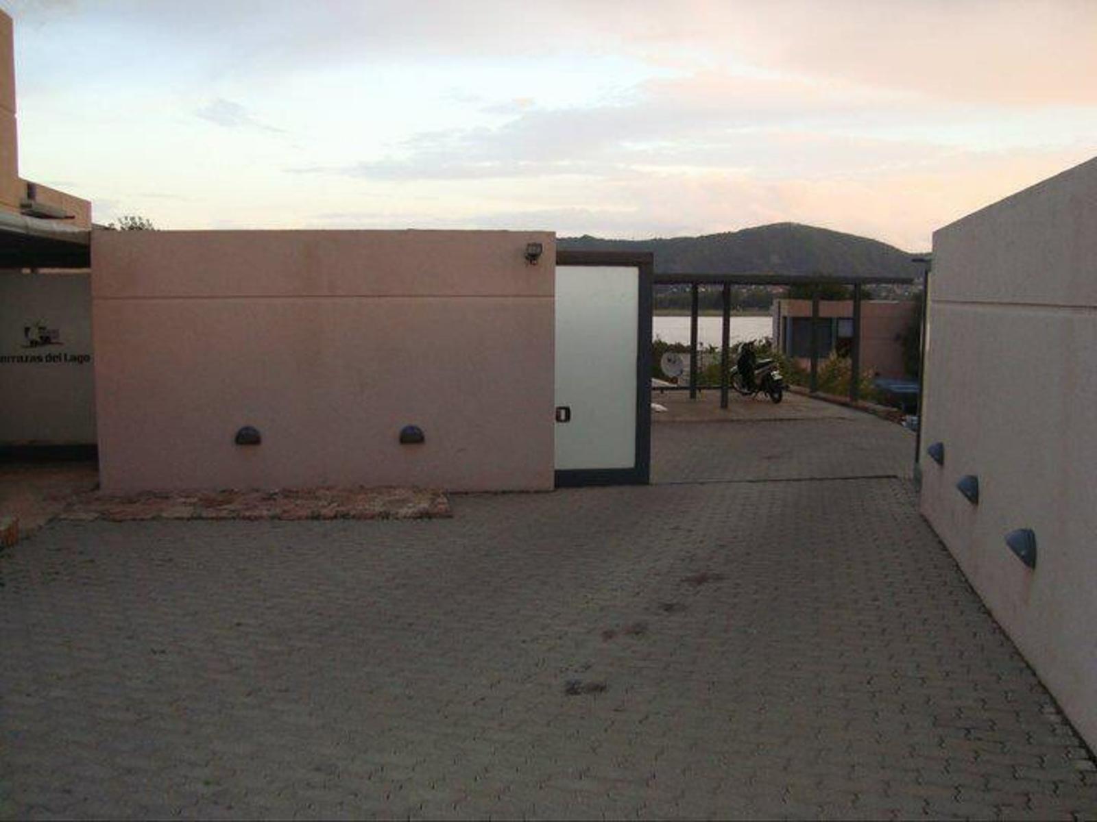 DEPARTAMENTO EN EXCLUSIVO COMPLEJO TERRAZAS DEL LAGO. UN DORMITORIO. COCHERA. PILETA — foto 2