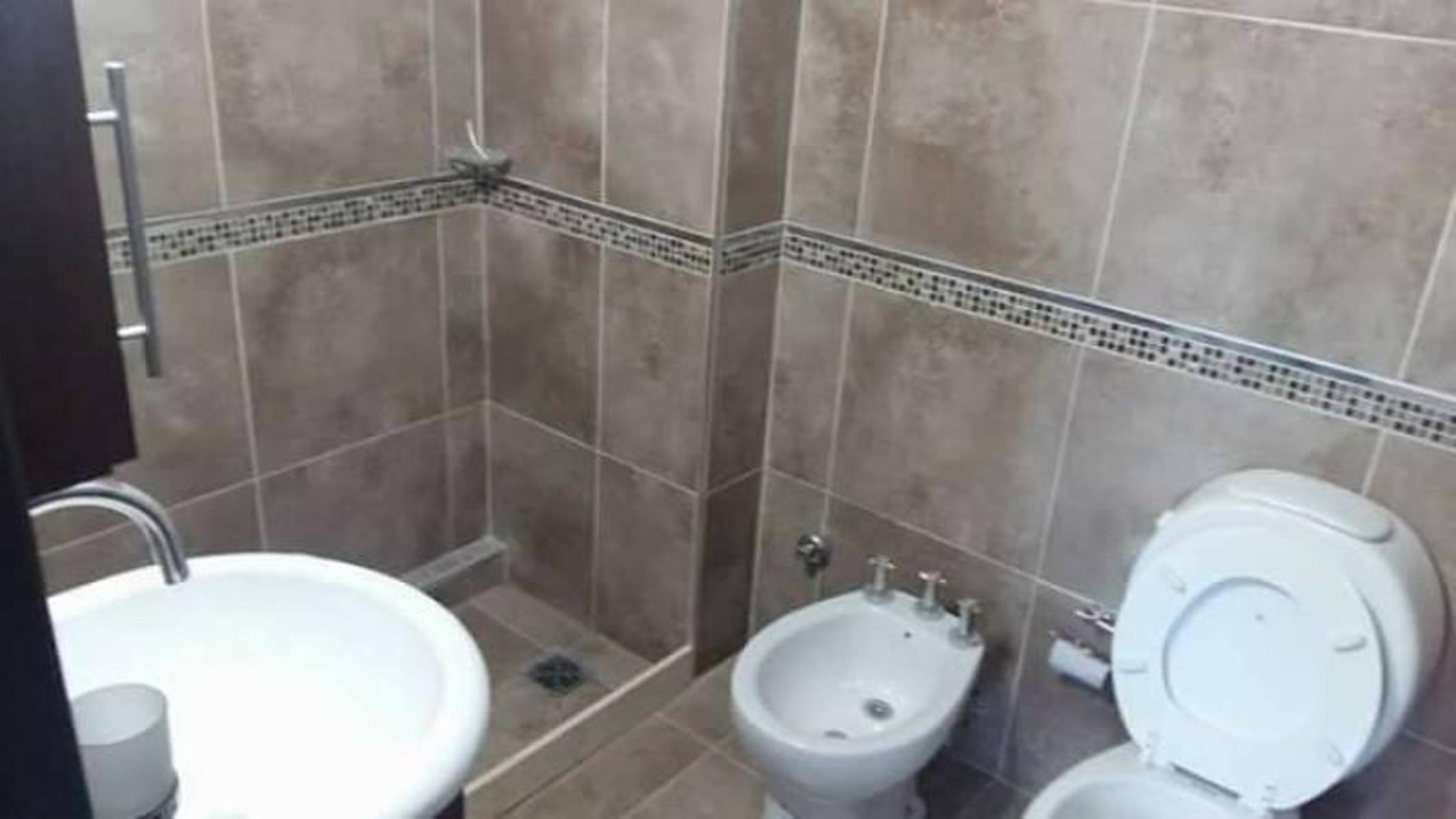 DEPARTAMENTO EN PLENO CENTRO. FRENTE AL LAGO. DOS DORMITORIOS. PILETA. AMENITIES COMPLETAS — foto 15