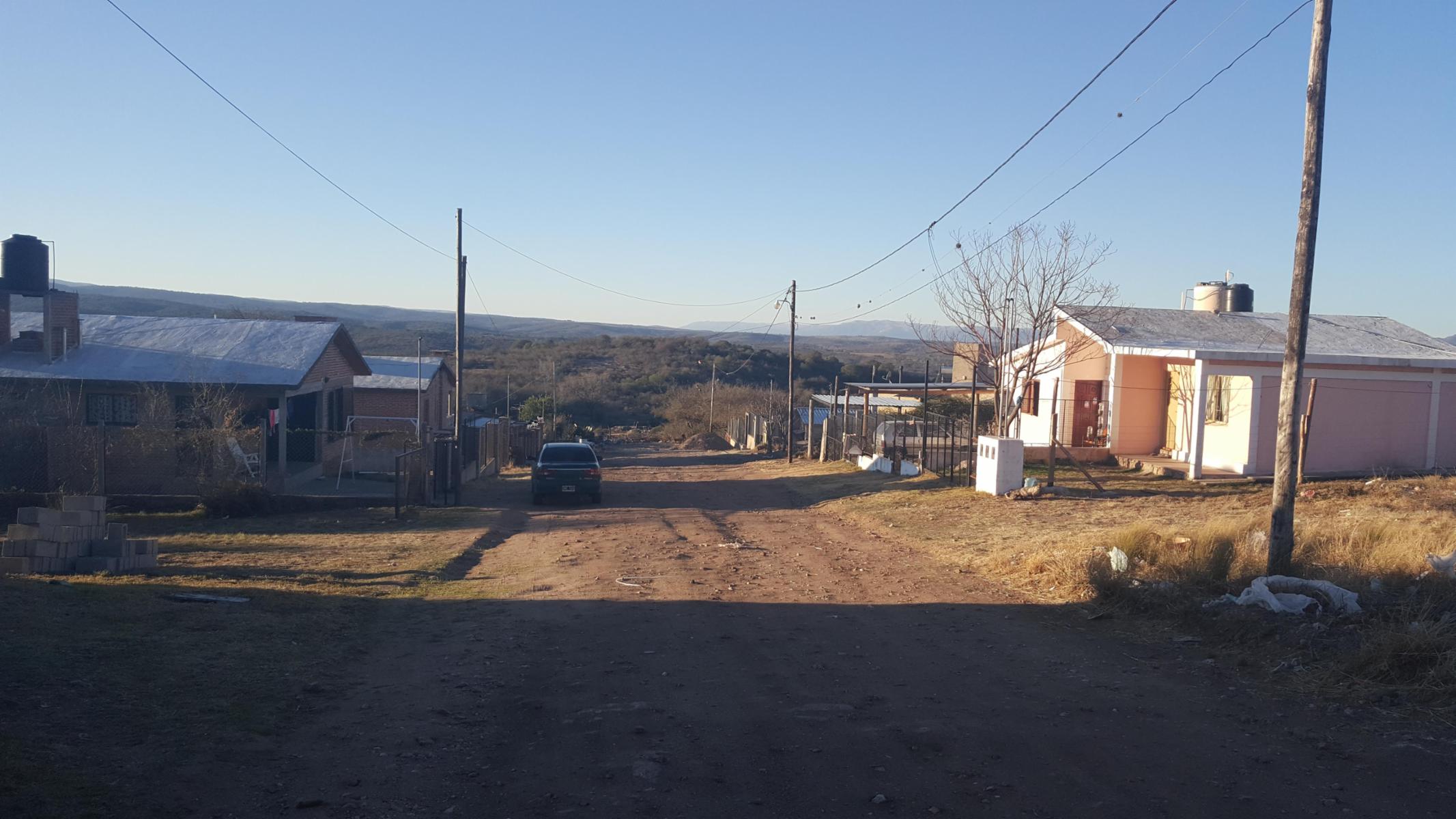 CHALET CON EXCELENTE UBICACION. SOBRE RUTA EMPALME TANTI. VISTA A LA MONTAÑA. LOTE PLANO 1000 METROS APROX. IDEAL PARA COMPLEJO TURISTICO — foto 4