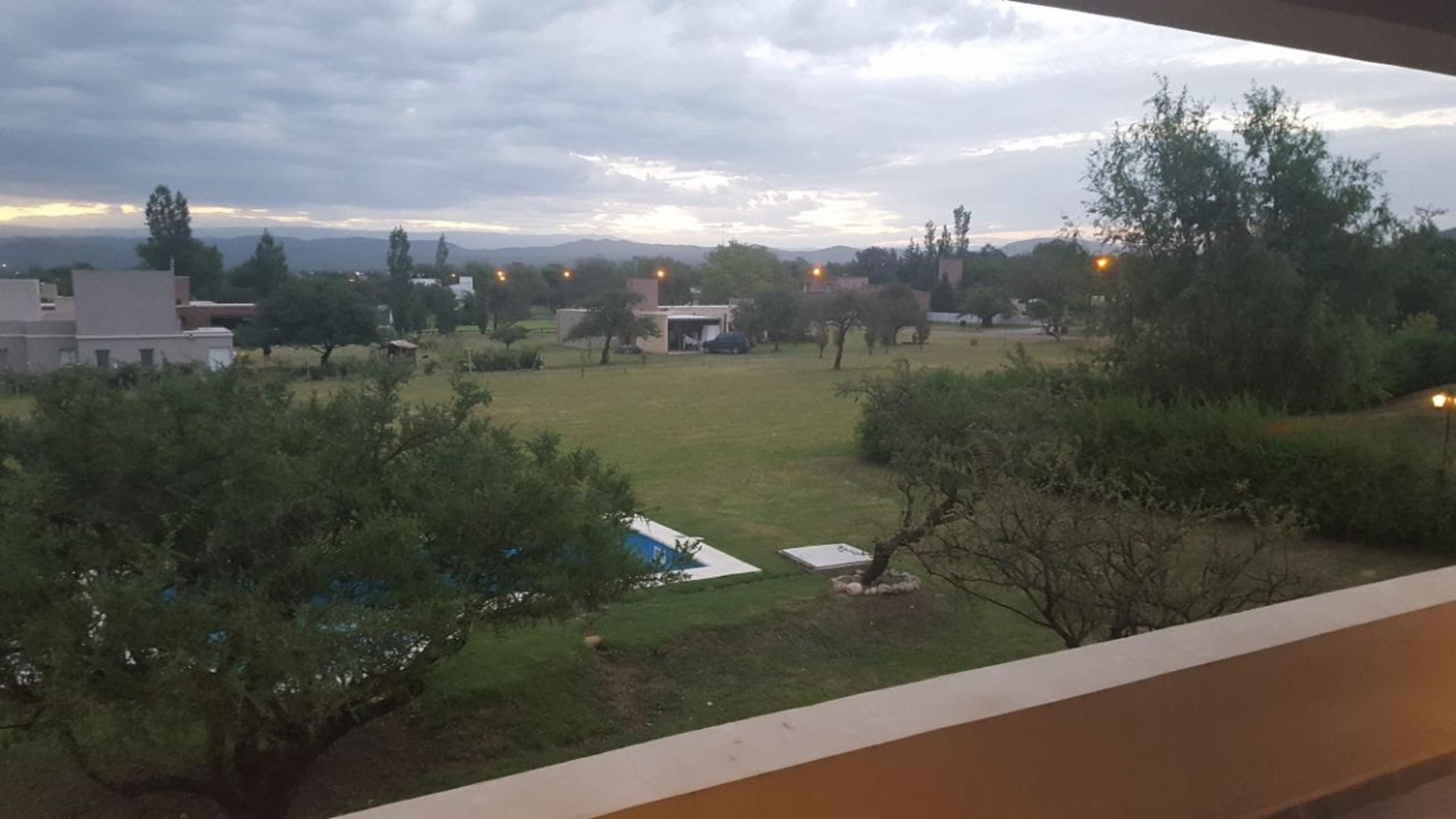 PROPIEDAD DE GRAN CATEGORIA UBICADA EN BARRIO CERRADO CAUSANA.