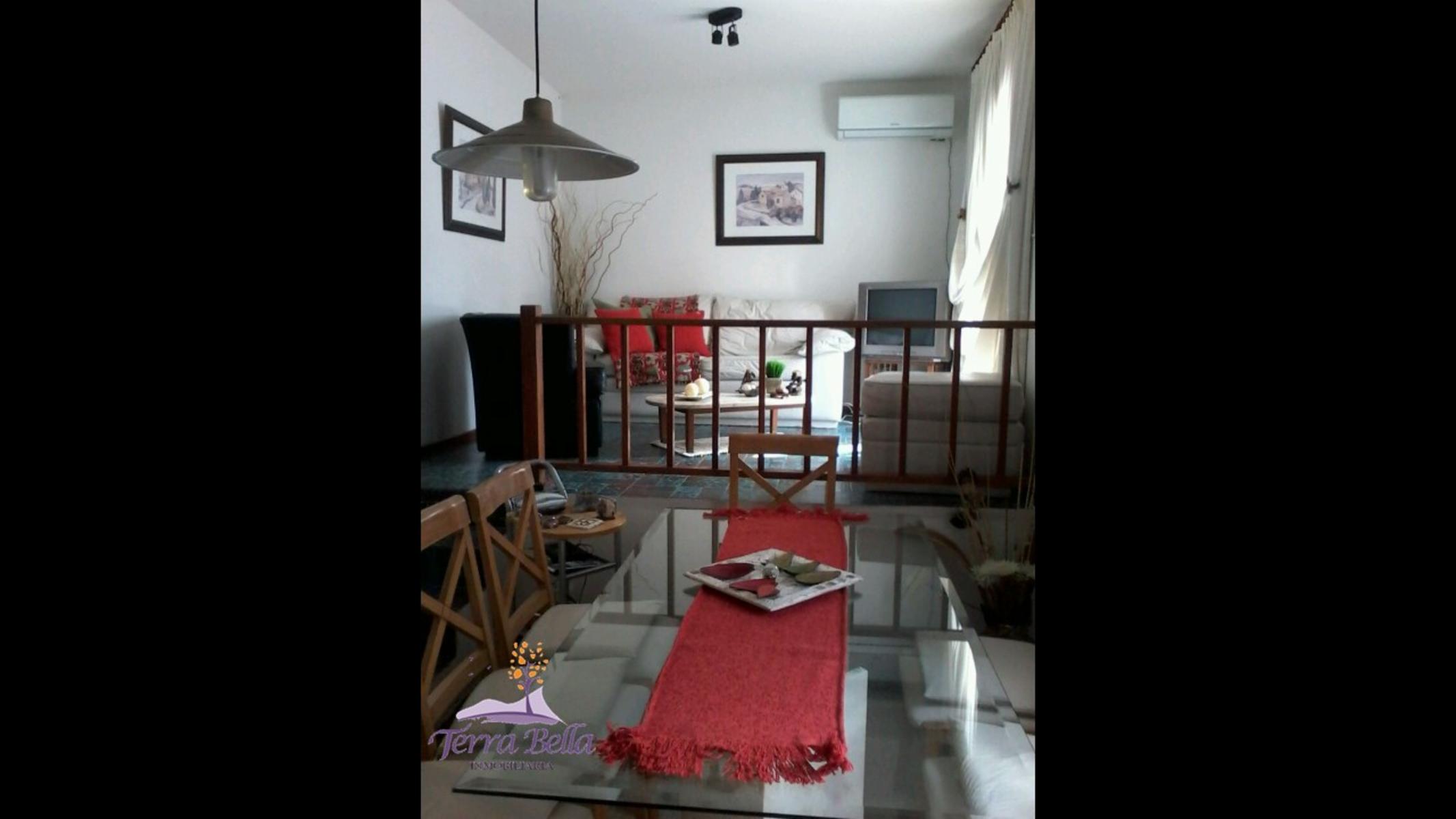 HERMOSO CHALET. CON PARQUE PILETA. COCHERA. QUINCHO.