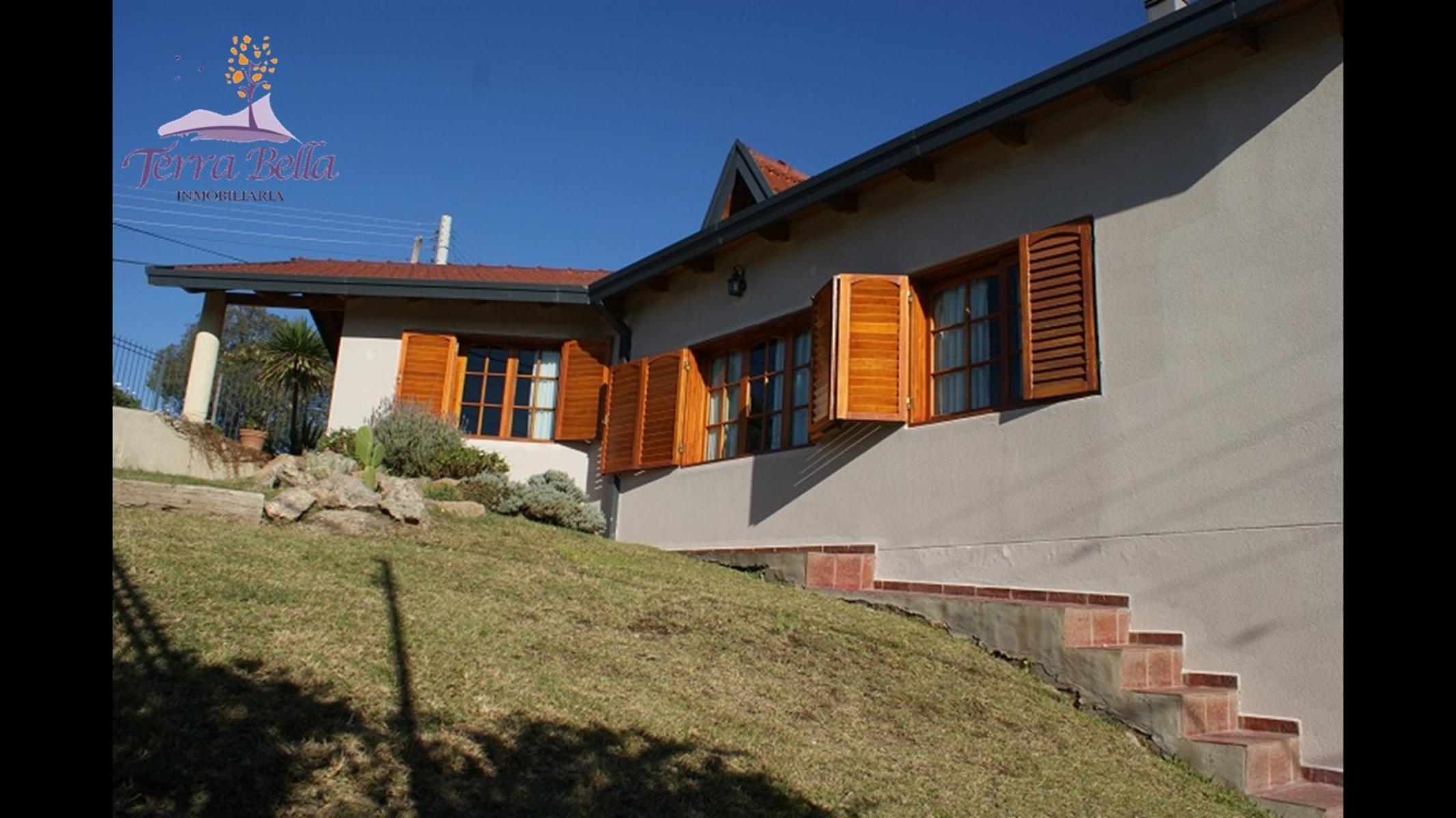 CASA CON PISCINA – PARQUE – QUINCHO – 3 DORMITORIOS - A 5 MINUTOS DEL CENTRO