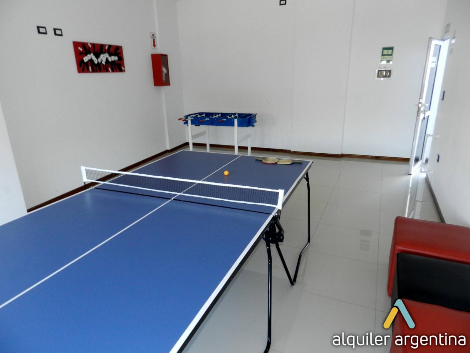 DEPARTAMENTO EN ZONA CENTRICA. PARA 4 PERSONAS. PILETA. COCHERA. EQUIPAMIENTO FULL — foto 3