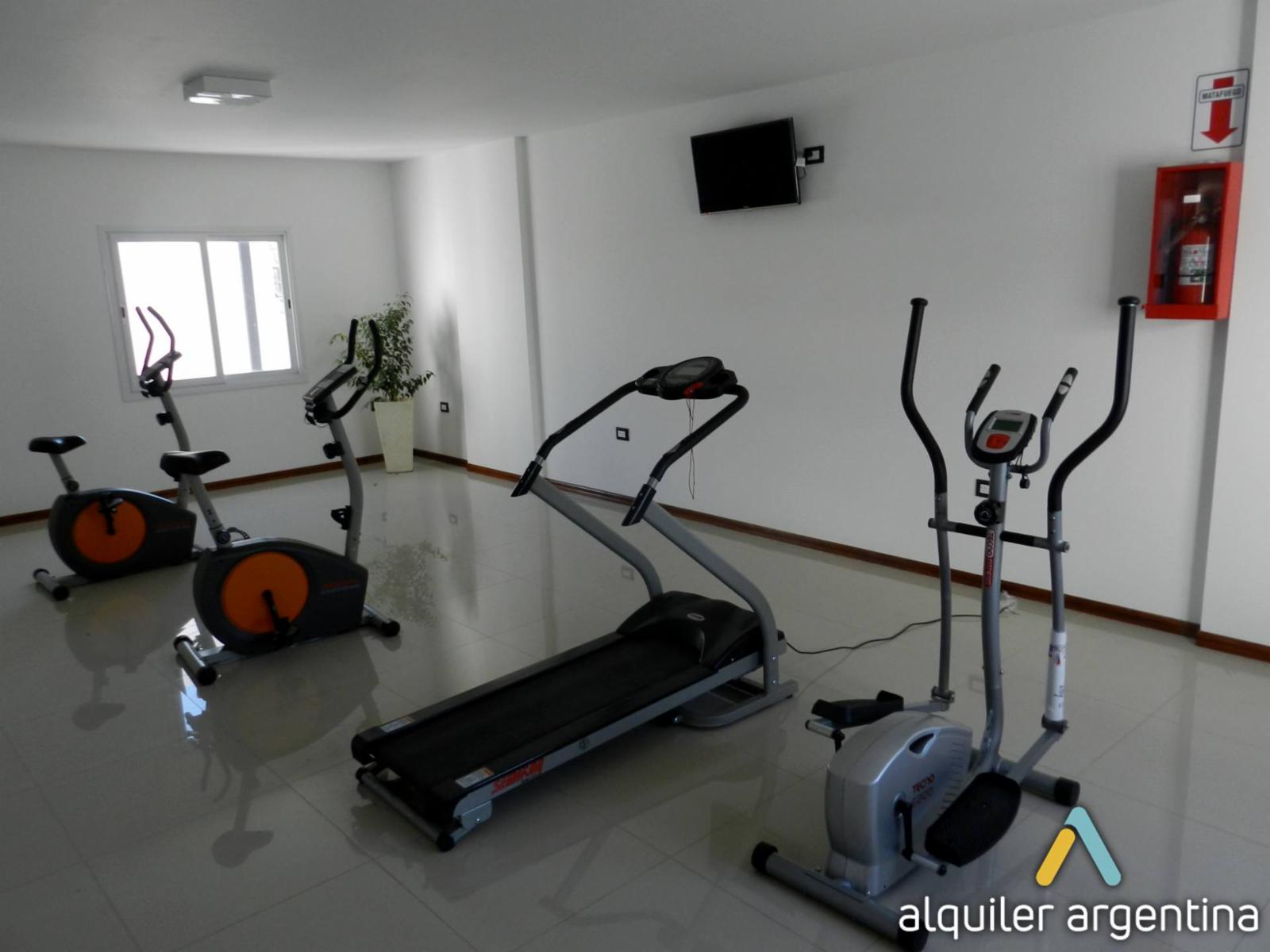 DEPARTAMENTO EN ZONA CENTRICA. PARA 4 PERSONAS. PILETA. COCHERA. EQUIPAMIENTO FULL — foto 4