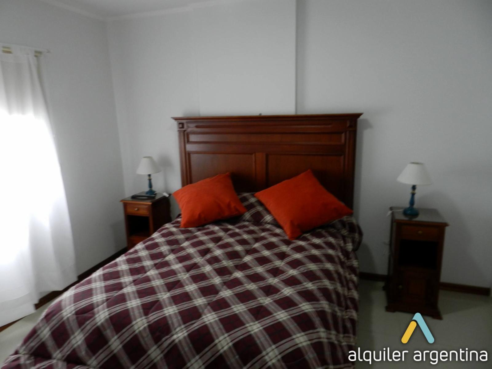 DEPARTAMENTO EN ZONA CENTRICA. PARA 4 PERSONAS. PILETA. COCHERA. EQUIPAMIENTO FULL — foto 8