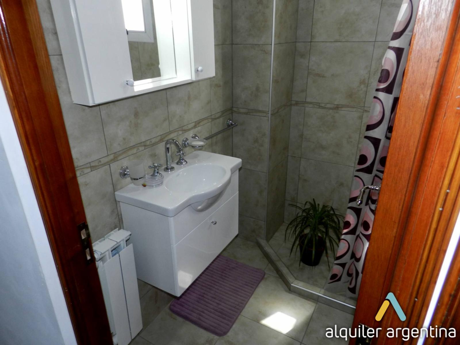 DEPARTAMENTO EN ZONA CENTRICA. PARA 4 PERSONAS. PILETA. COCHERA. EQUIPAMIENTO FULL — foto 15