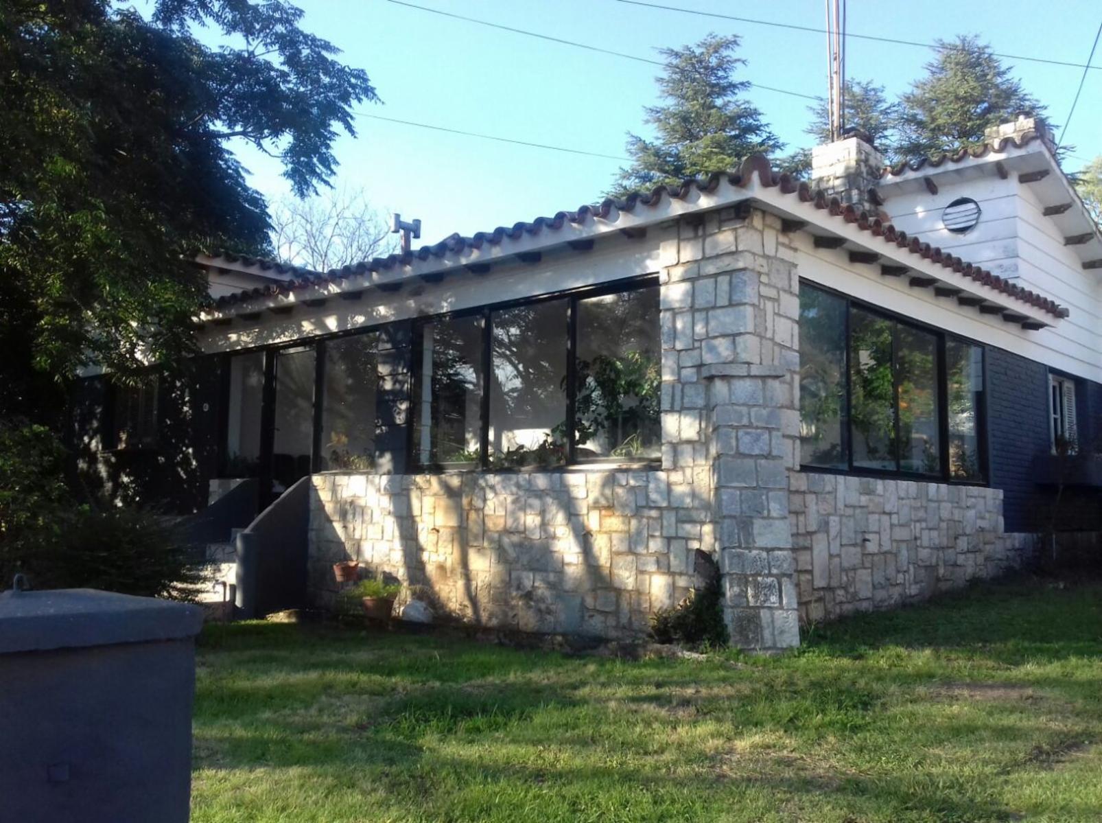 CHALET AMPLIO. PARA 8 PERSONAS. CON 4 DORMITORIOS. PATIO. PILETA.COCHERA — foto 2
