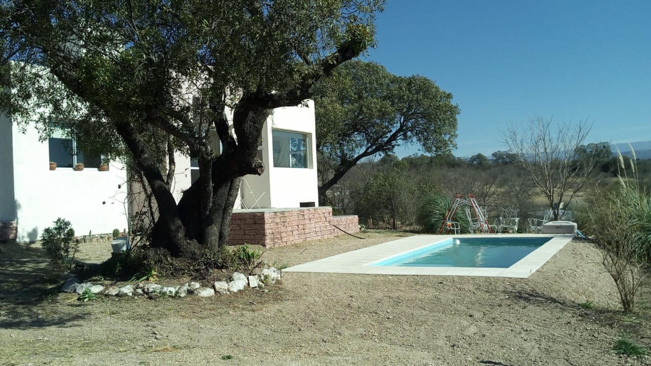 MUY LINDO CHALET. EN TANTI. PARA 4/5 PERSONAS. PILETA. PATIO. VISTA A LAS SIERRAS