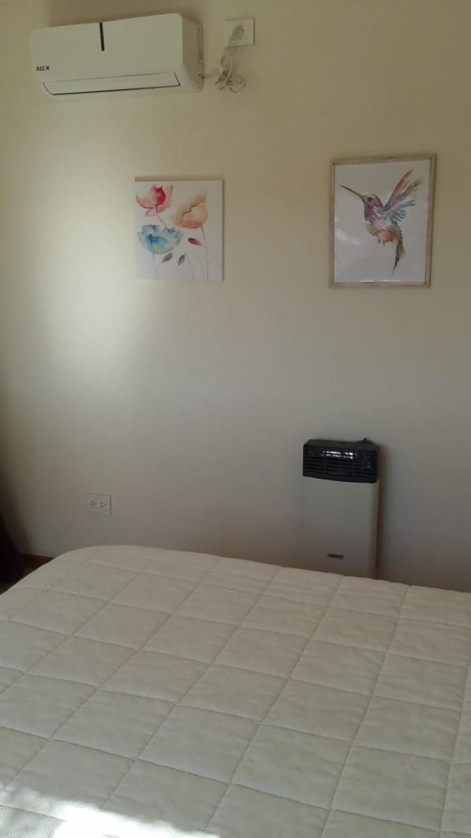 MUY LINDO CHALET. EN TANTI. PARA 4/5 PERSONAS. PILETA. PATIO. VISTA A LAS SIERRAS — foto 7