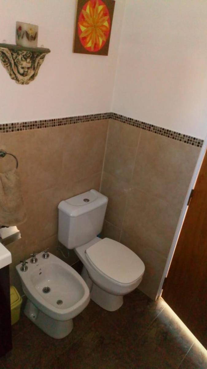 MUY LINDO CHALET. EN TANTI. PARA 4/5 PERSONAS. PILETA. PATIO. VISTA A LAS SIERRAS — foto 12