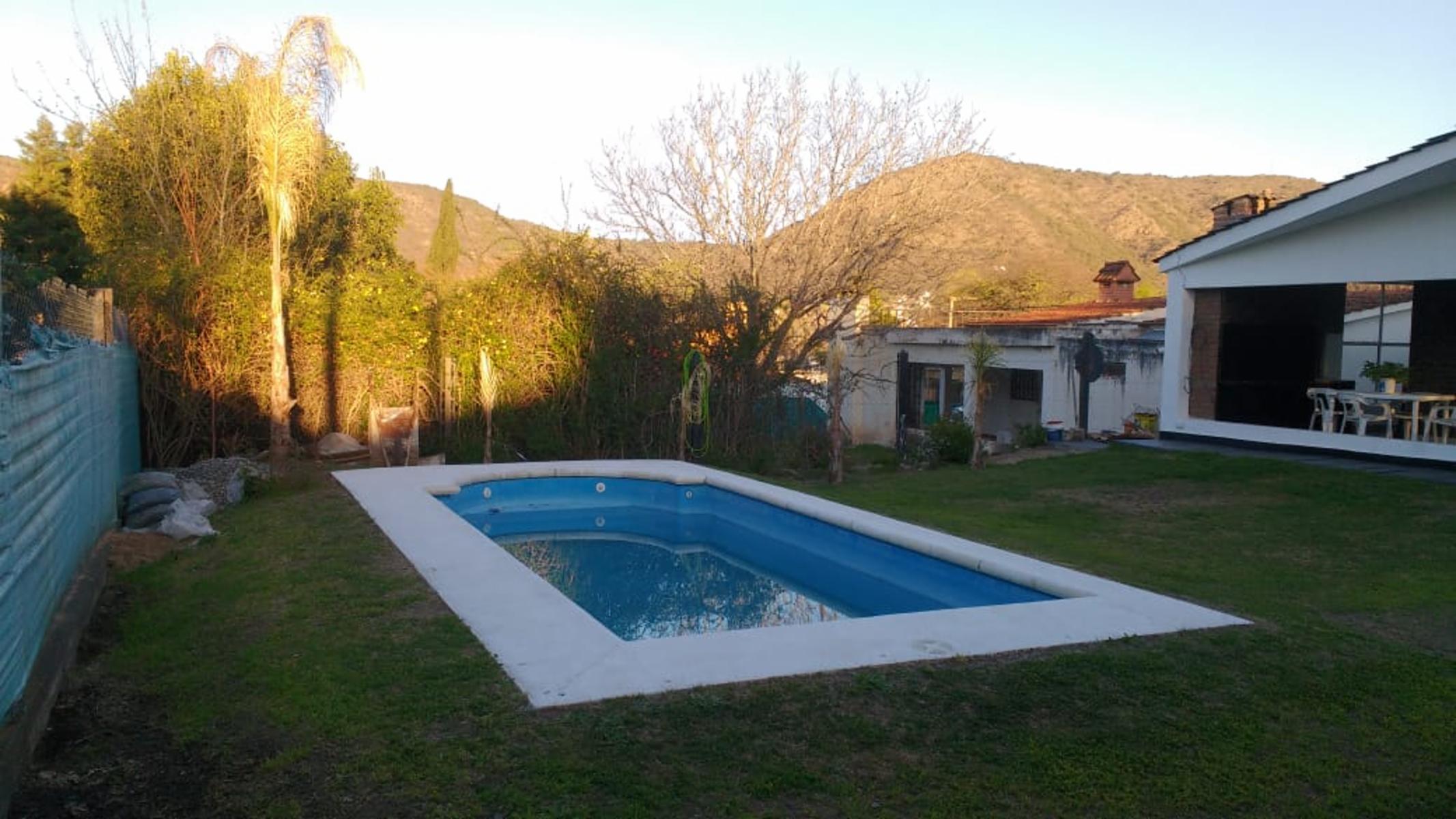 CHALET AMPLIO. PARA 10/12 PERSONAS. PILETA. PATIO. GALERIA.