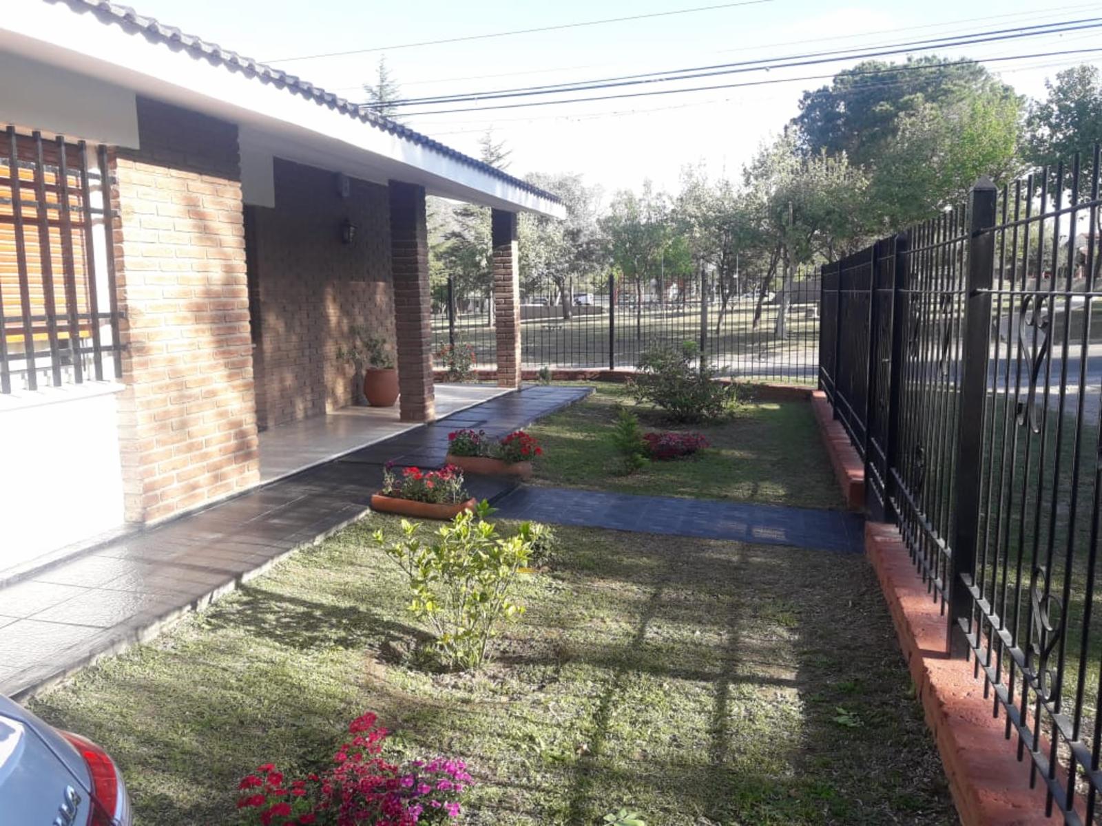 CHALET AMPLIO. PARA 10/12 PERSONAS. PILETA. PATIO. GALERIA. — foto 9