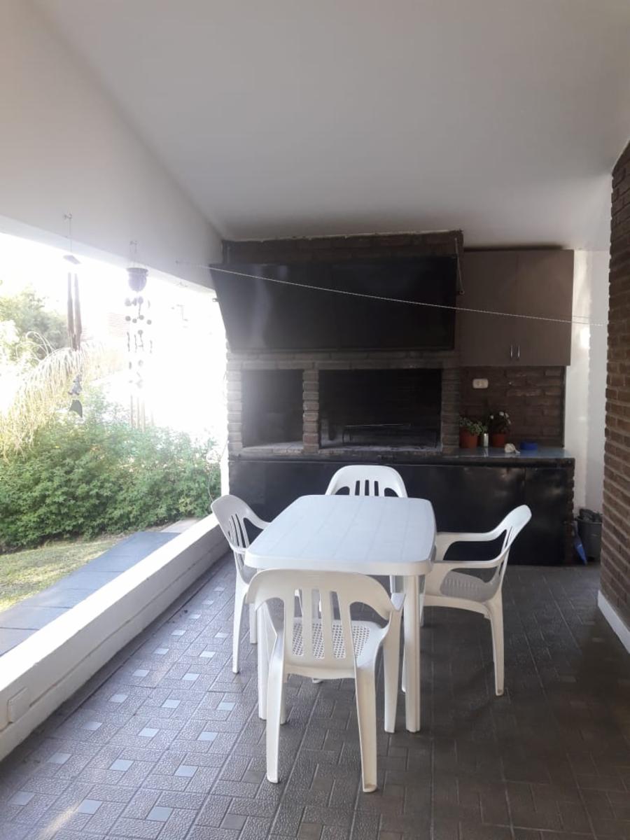 CHALET AMPLIO. PARA 10/12 PERSONAS. PILETA. PATIO. GALERIA. — foto 11