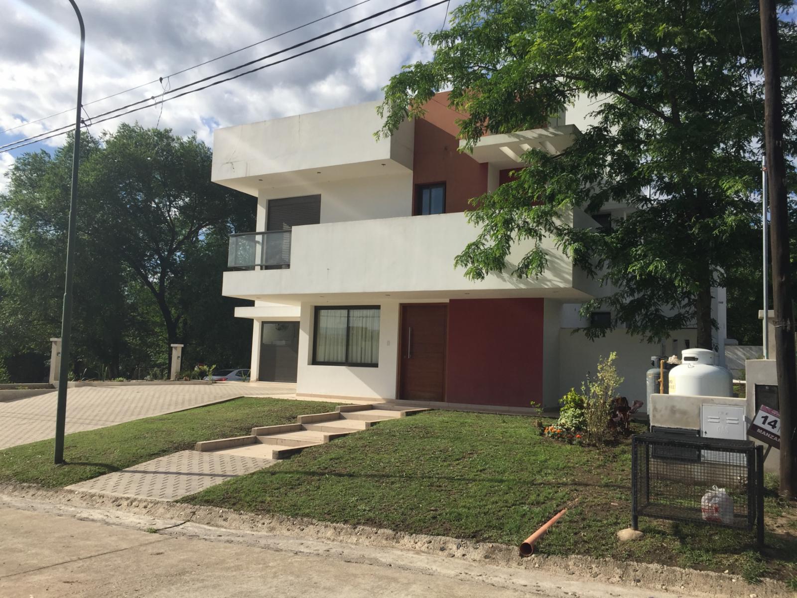 HERMOSA PROPIEDAD DE 1° CATEGORIA EN BARRIO CERRADO.