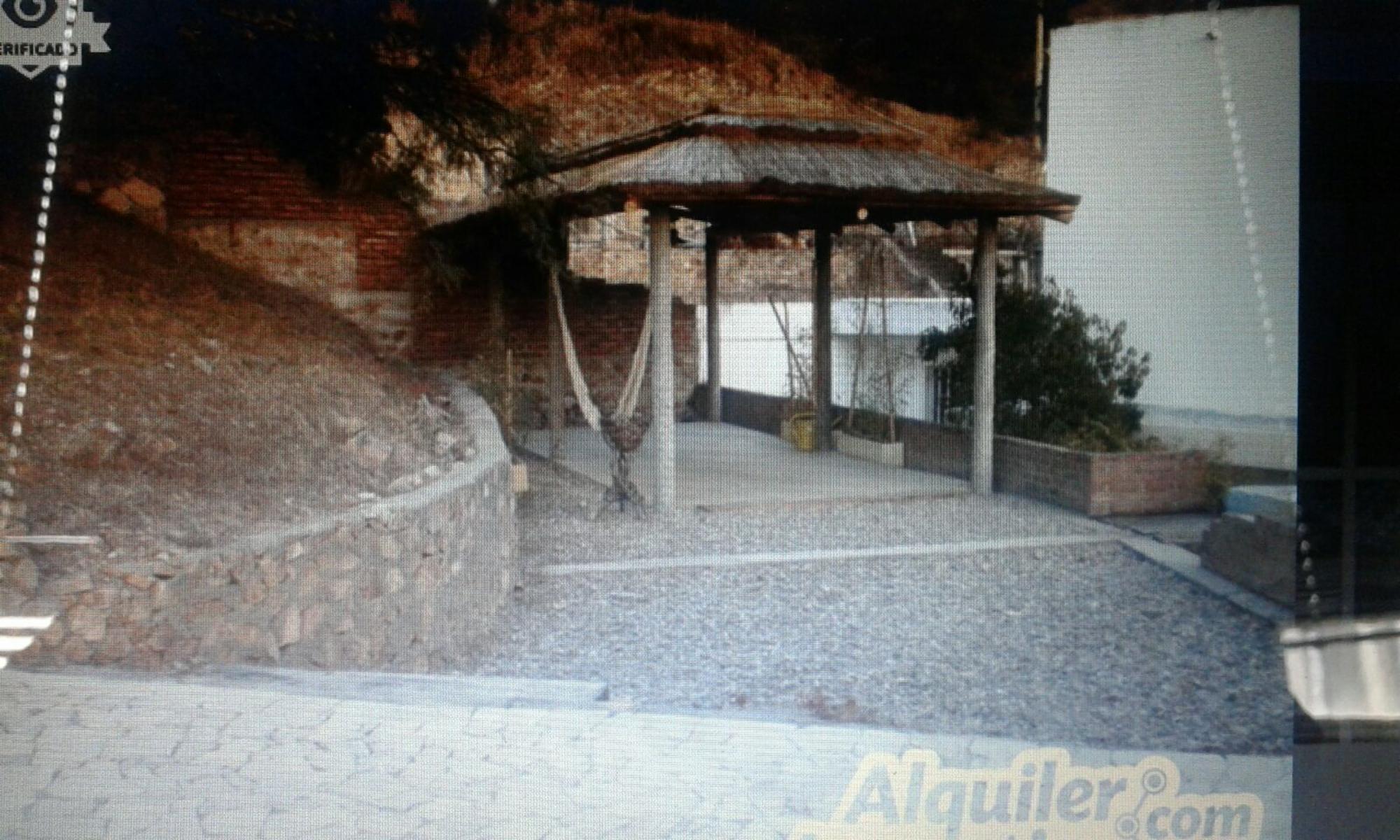 CHALET AMPLIO CON QUINCHO, PISCINA Y ESPECTACULAR VISTA. A MINUTOS DE PLENO CENTRO