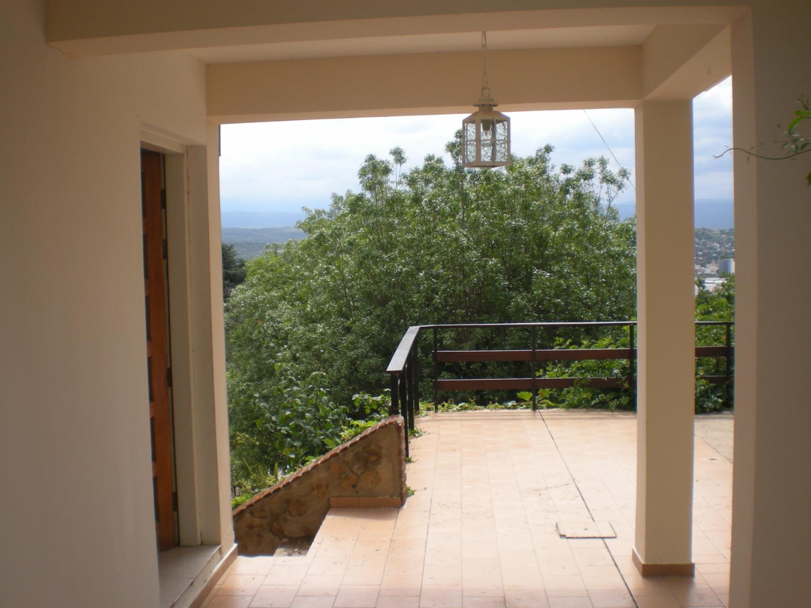 CHALET AMPLIO CON QUINCHO, PISCINA Y ESPECTACULAR VISTA. A MINUTOS DE PLENO CENTRO — foto 9
