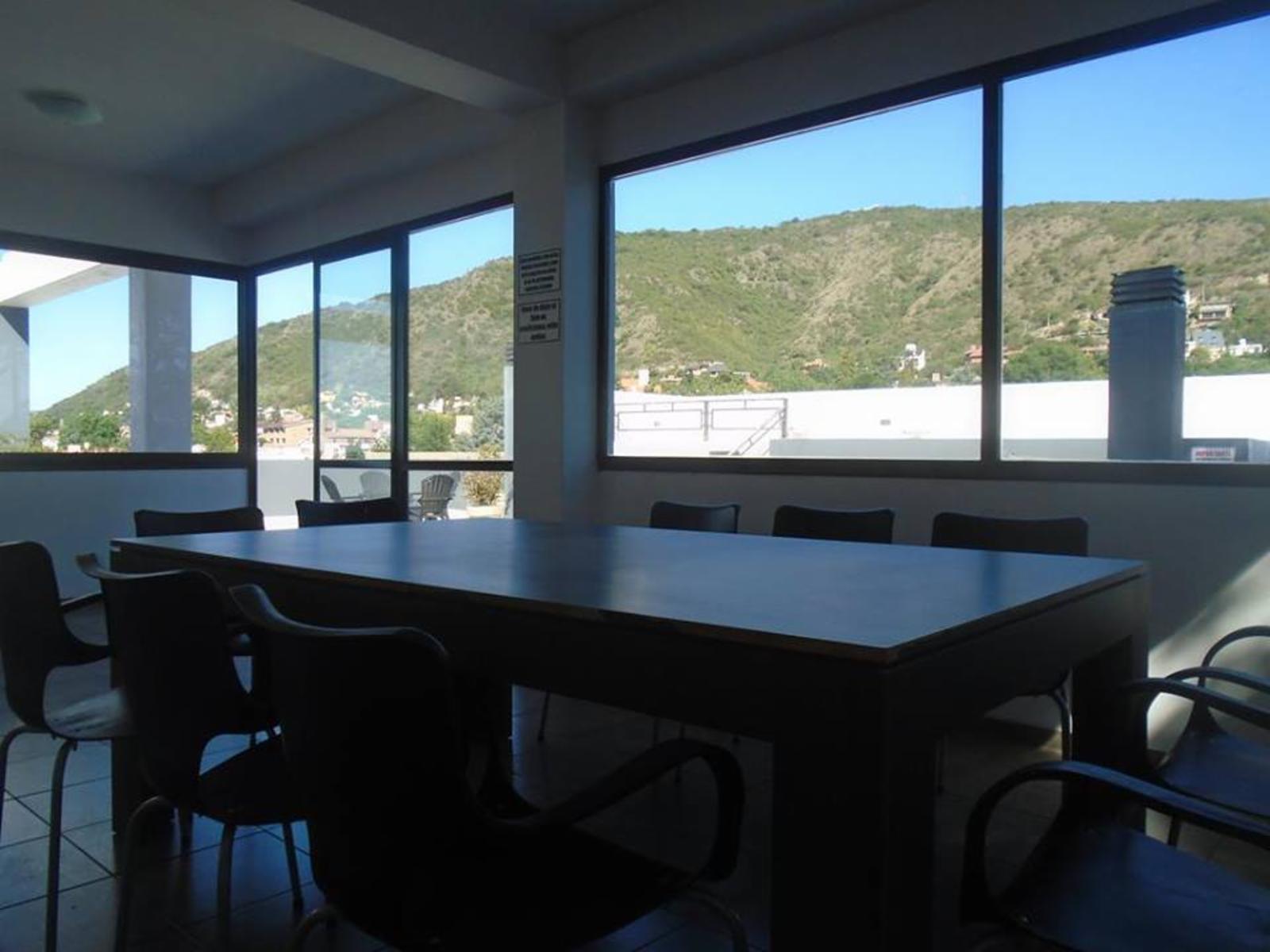 DEPARTAMENTO CENTRICO PARA 4 PERSONAS CON PATIO. ASADOR. QUINCHO. PILETA. COCHERA — foto 10