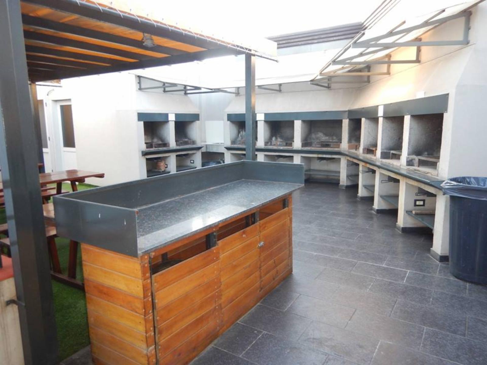 DEPARTAMENTO EN PLENO CENTRO. CON PILETA. COCHERA. ASADOR. EQUIPAMIENTO FULL — foto 4