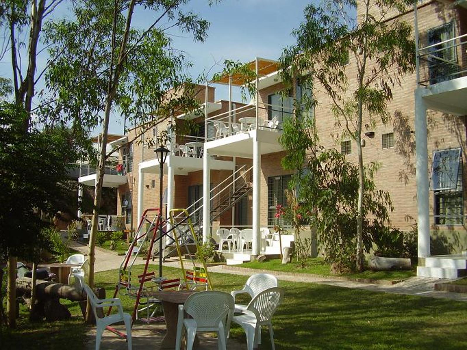COMPLEJO DE CABAÑAS FRENTE AL RIO. A 10 MINUTOS DE PLENO CENTRO. PISCINA. PATIO. SOLARIUM. ASADORES - 2