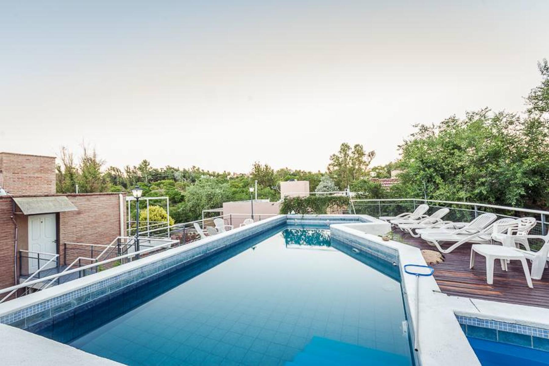 COMPLEJO DE CABAÑAS FRENTE AL RIO. A 10 MINUTOS DE PLENO CENTRO. PISCINA. PATIO. SOLARIUM. ASADORES - 9