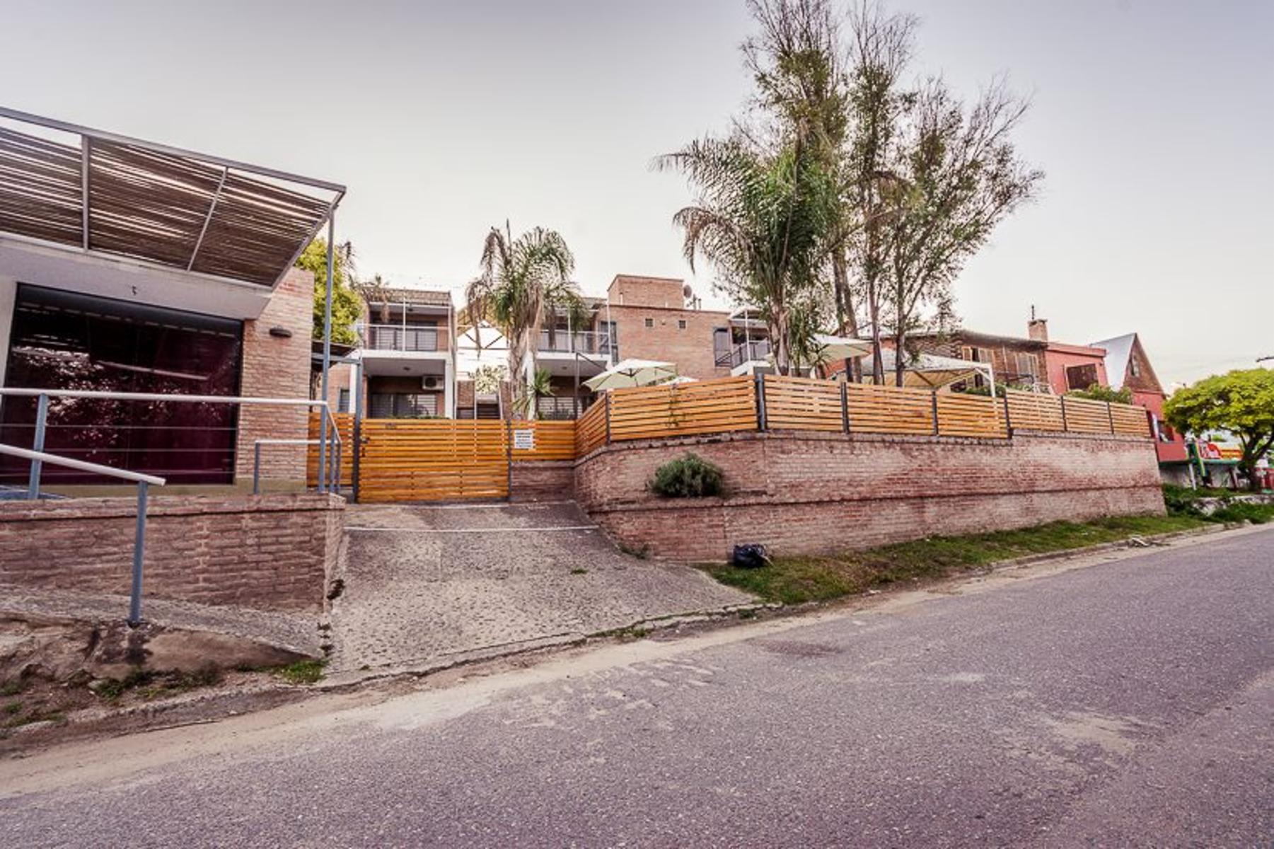 COMPLEJO DE CABAÑAS FRENTE AL RIO. A 10 MINUTOS DE PLENO CENTRO. PISCINA. PATIO. SOLARIUM. ASADORES - 10