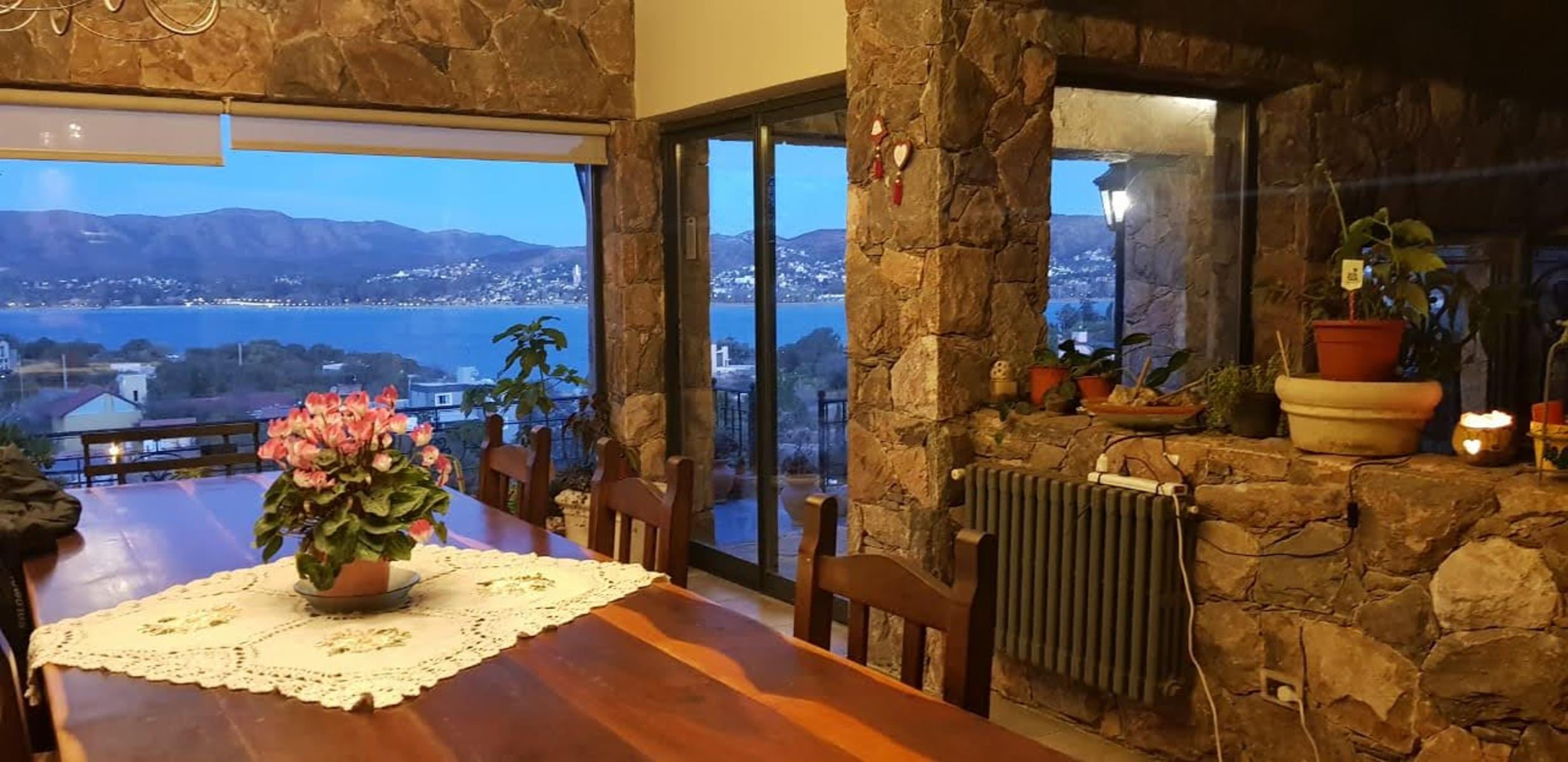 PROPIEDAD DE CATEGORÍA EN BARRIO VILLA DEL LAGO. EXCELENTE CALIDAD DE CONSTRUCCIÓN. VISUALES PANORÁMICAS