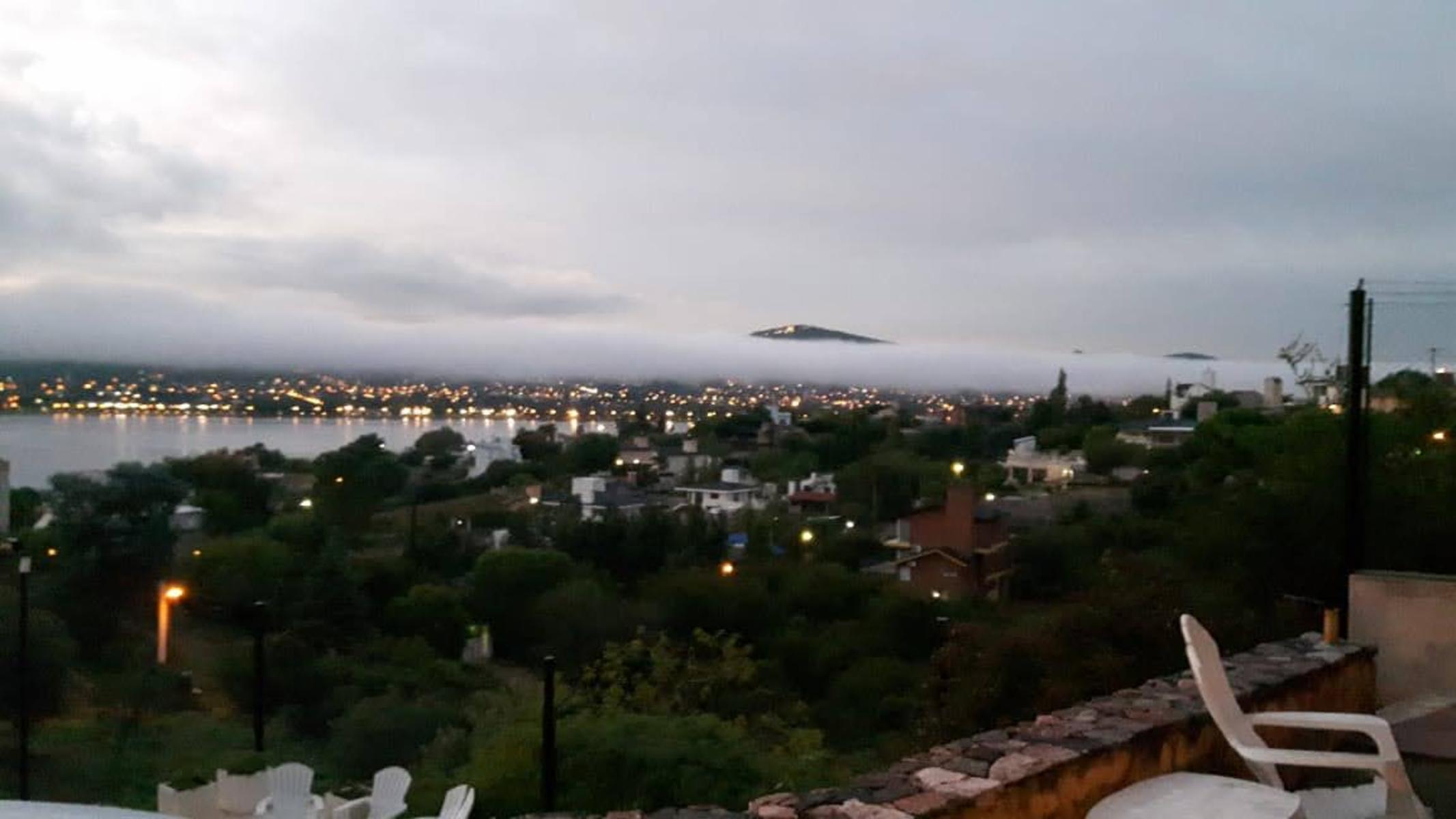PROPIEDAD DE CATEGORÍA EN BARRIO VILLA DEL LAGO. EXCELENTE CALIDAD DE CONSTRUCCIÓN. VISUALES PANORÁMICAS — foto 2