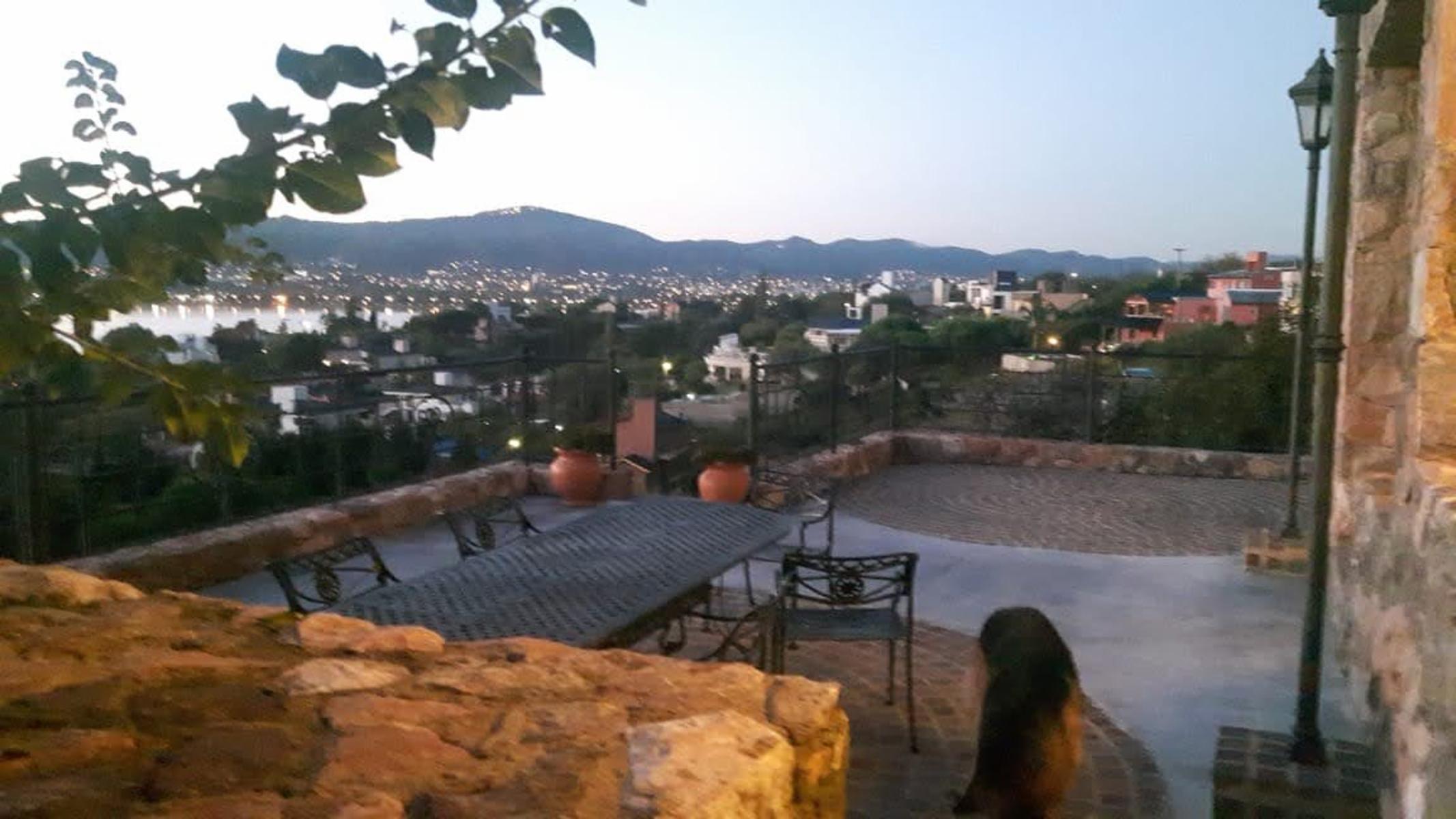 PROPIEDAD DE CATEGORÍA EN BARRIO VILLA DEL LAGO. EXCELENTE CALIDAD DE CONSTRUCCIÓN. VISUALES PANORÁMICAS — foto 3