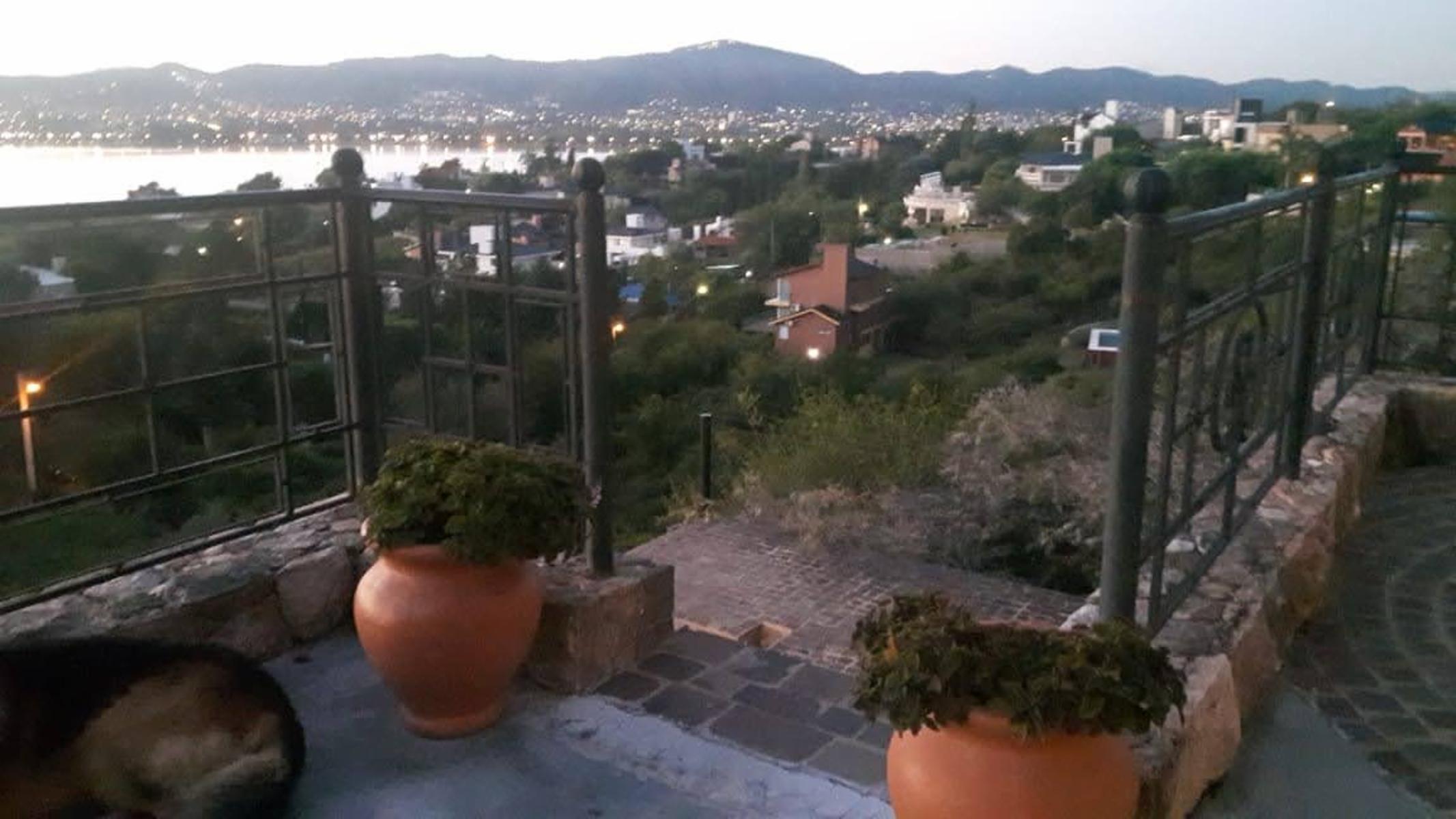 PROPIEDAD DE CATEGORÍA EN BARRIO VILLA DEL LAGO. EXCELENTE CALIDAD DE CONSTRUCCIÓN. VISUALES PANORÁMICAS — foto 4