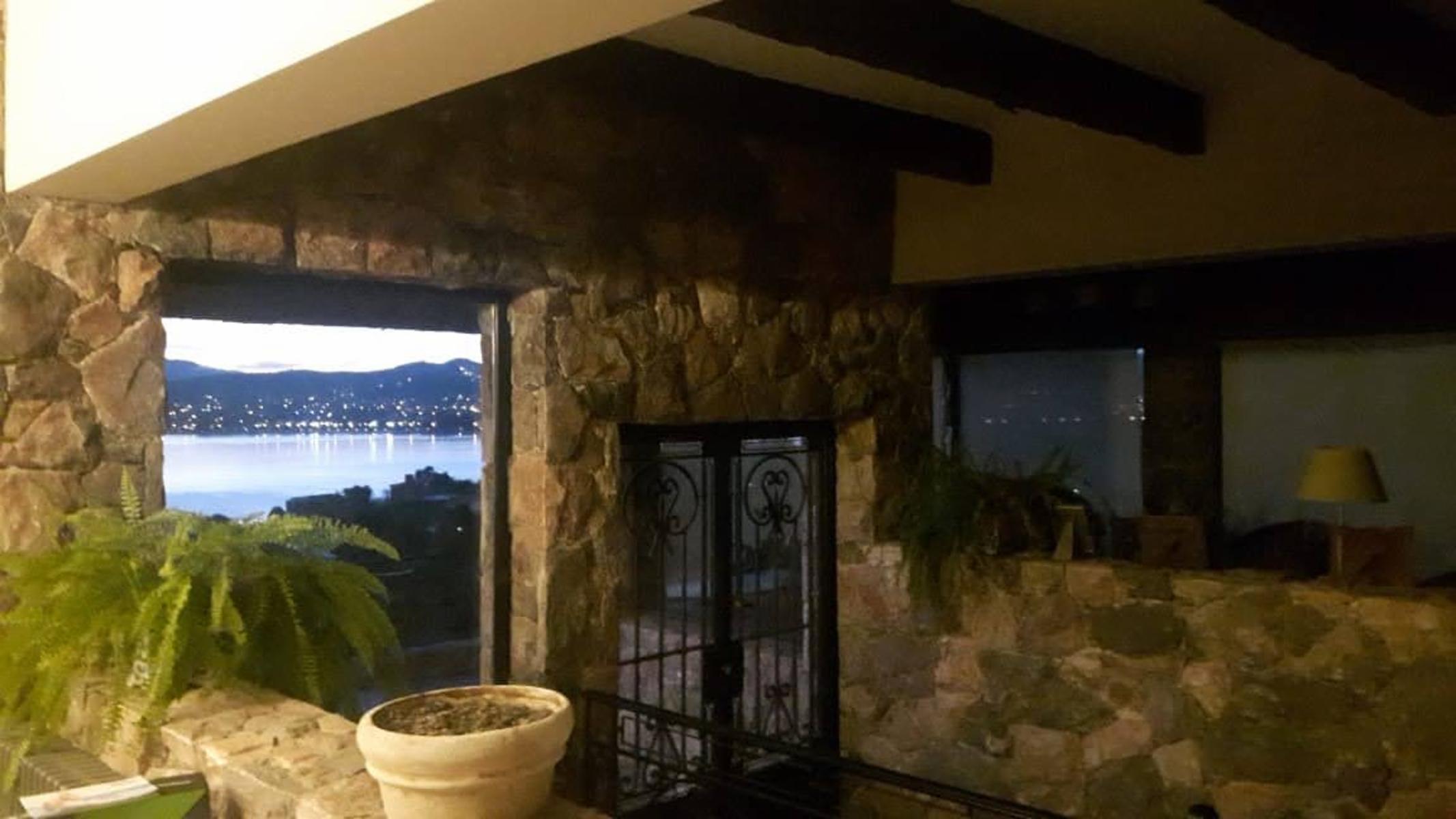 PROPIEDAD DE CATEGORÍA EN BARRIO VILLA DEL LAGO. EXCELENTE CALIDAD DE CONSTRUCCIÓN. VISUALES PANORÁMICAS — foto 6