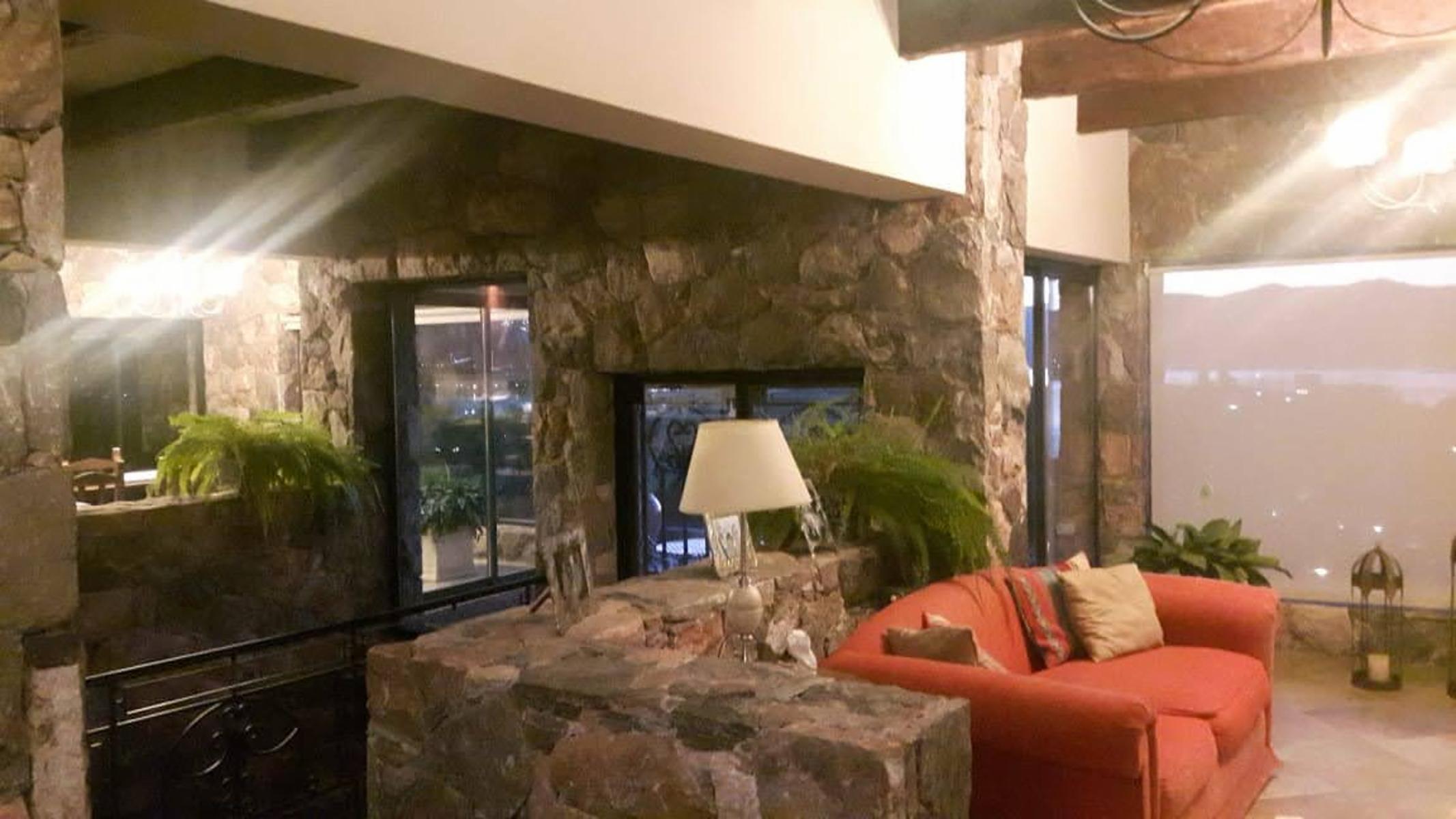 PROPIEDAD DE CATEGORÍA EN BARRIO VILLA DEL LAGO. EXCELENTE CALIDAD DE CONSTRUCCIÓN. VISUALES PANORÁMICAS — foto 9