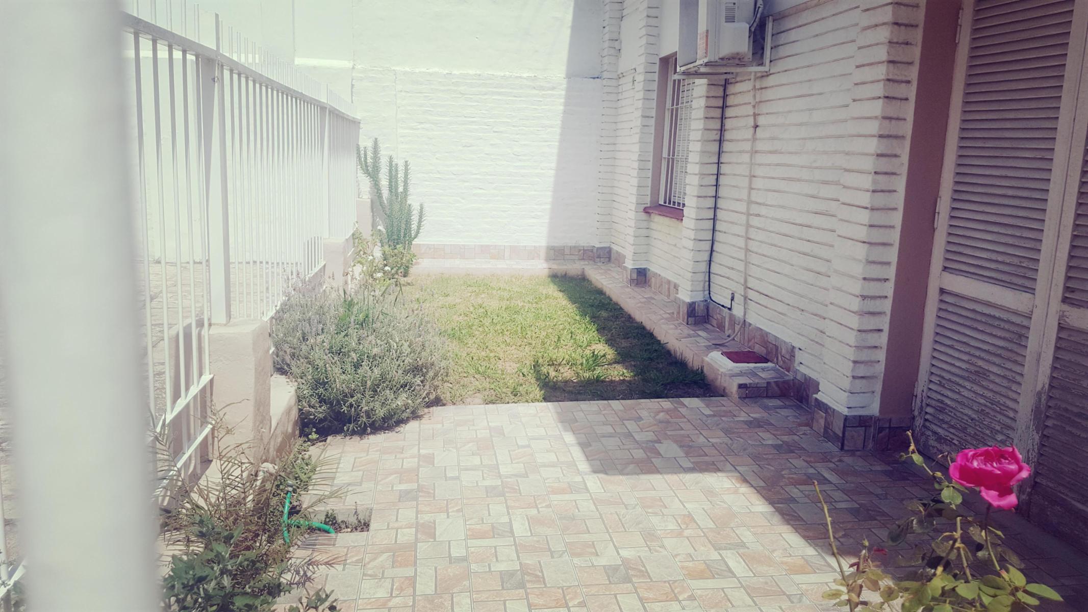 DEPARTAMENTO EN ZONA CENTRO DOS DORMITORIOS Y PATIO — foto 3