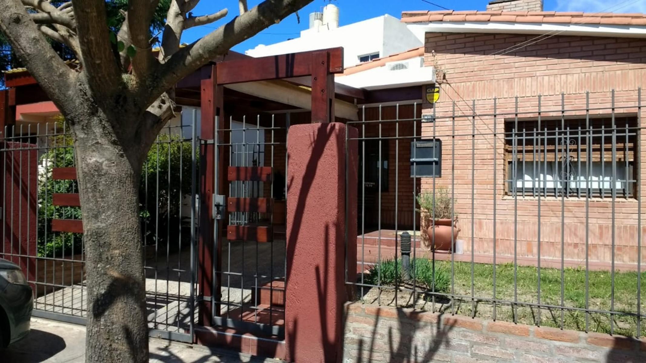 CHALET DOS DORMITORIOS + DEPTO EN BARRIO SOL Y LAGO
