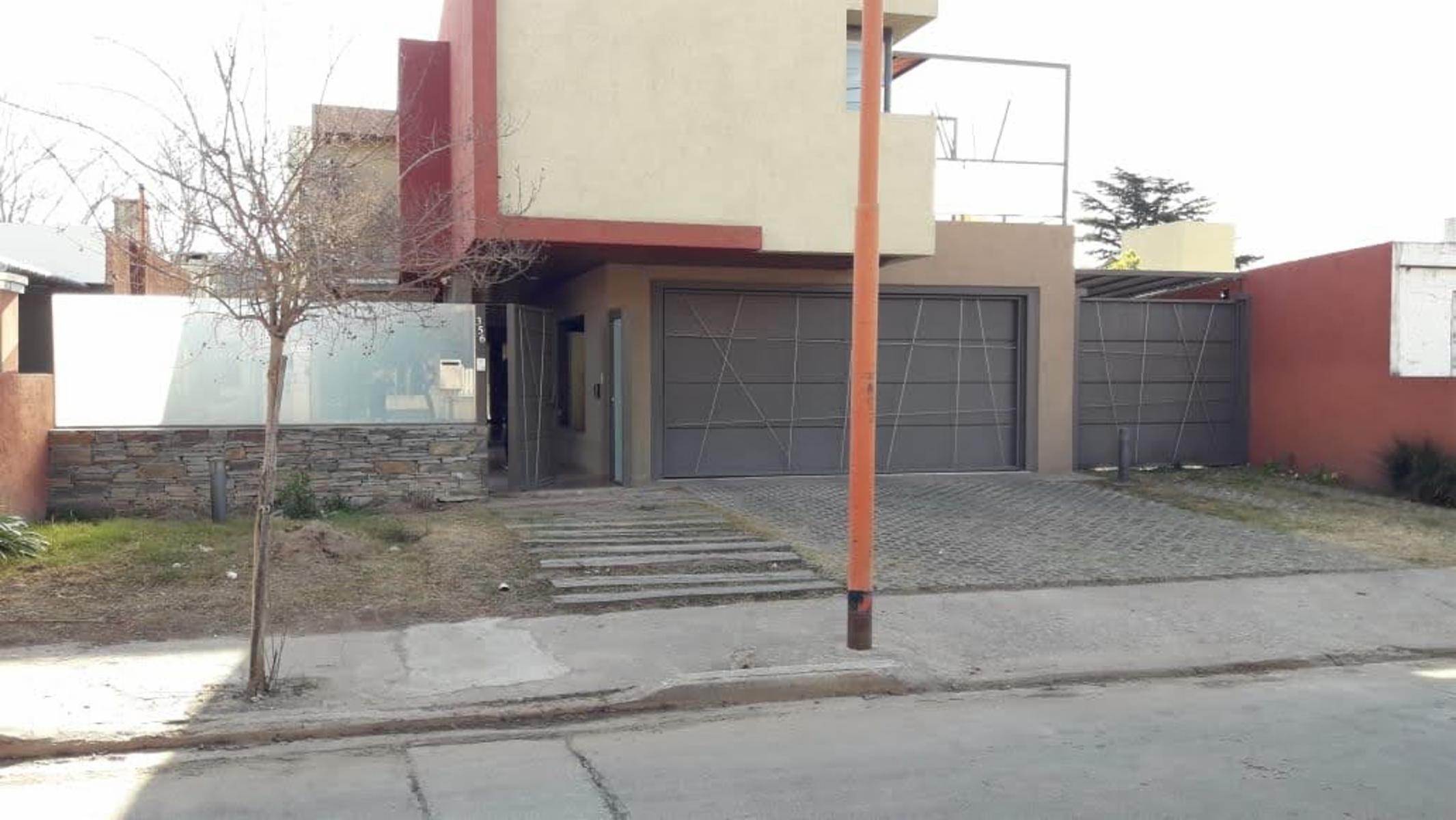 CHALET DE CATEGORIA. 1° CALIDAD DE CONSTRUCION 4 DORMITORIOS