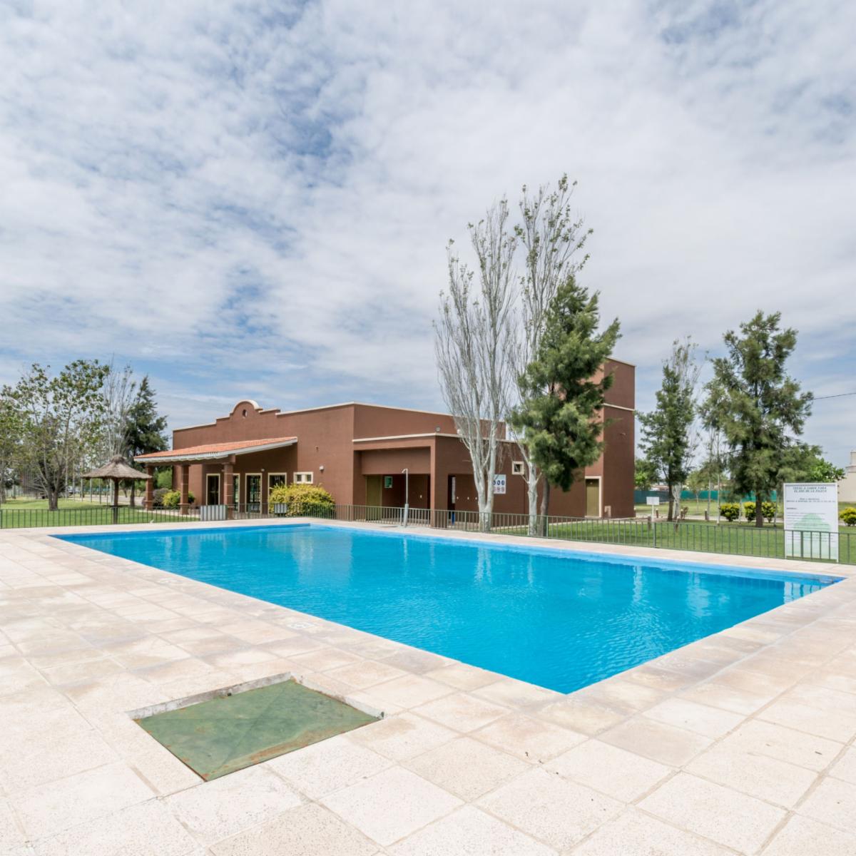 Hermosa casa en Barrio Tejas III . 3 dormtorios. Parque. Piscina
